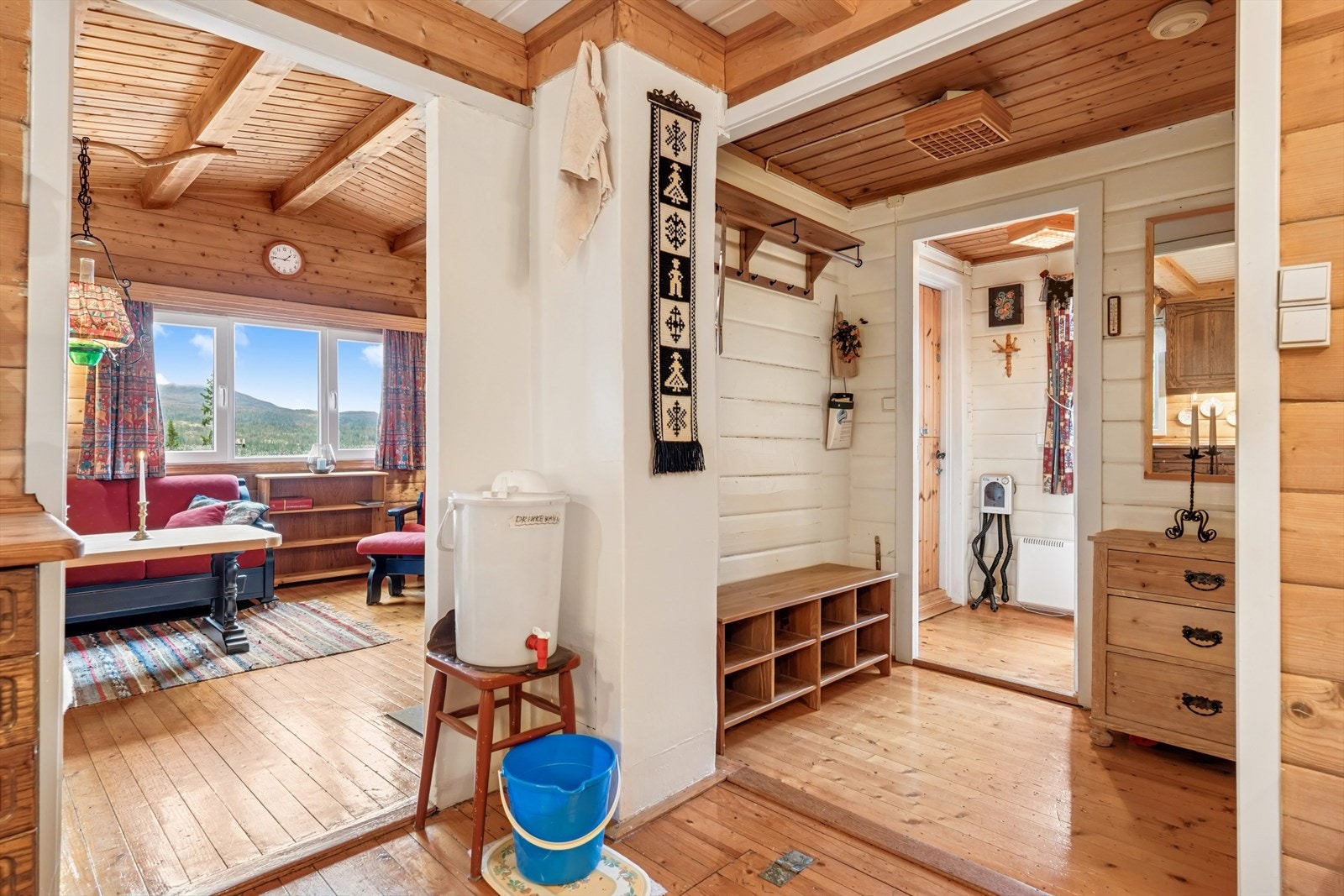 Hytten har en praktisk planløsning der alt ligger på én flate. Galleribilde