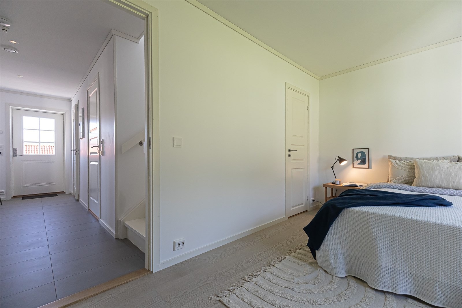Dør lengst vekk er inn til soverom 1, den andre døra er til bad/vaskerom Galleribilde