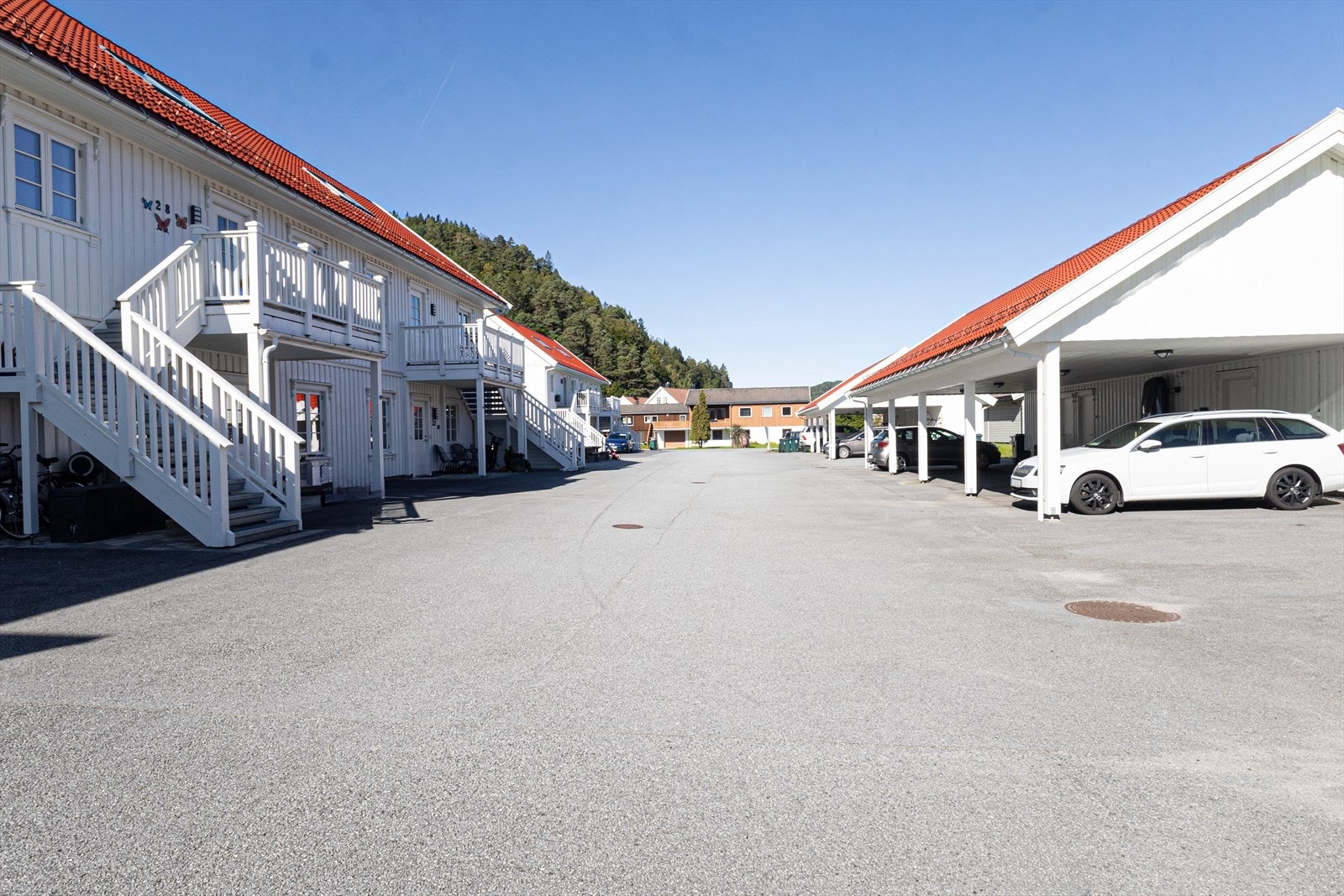 Tilhørende er det plass i carport med bod Galleribilde