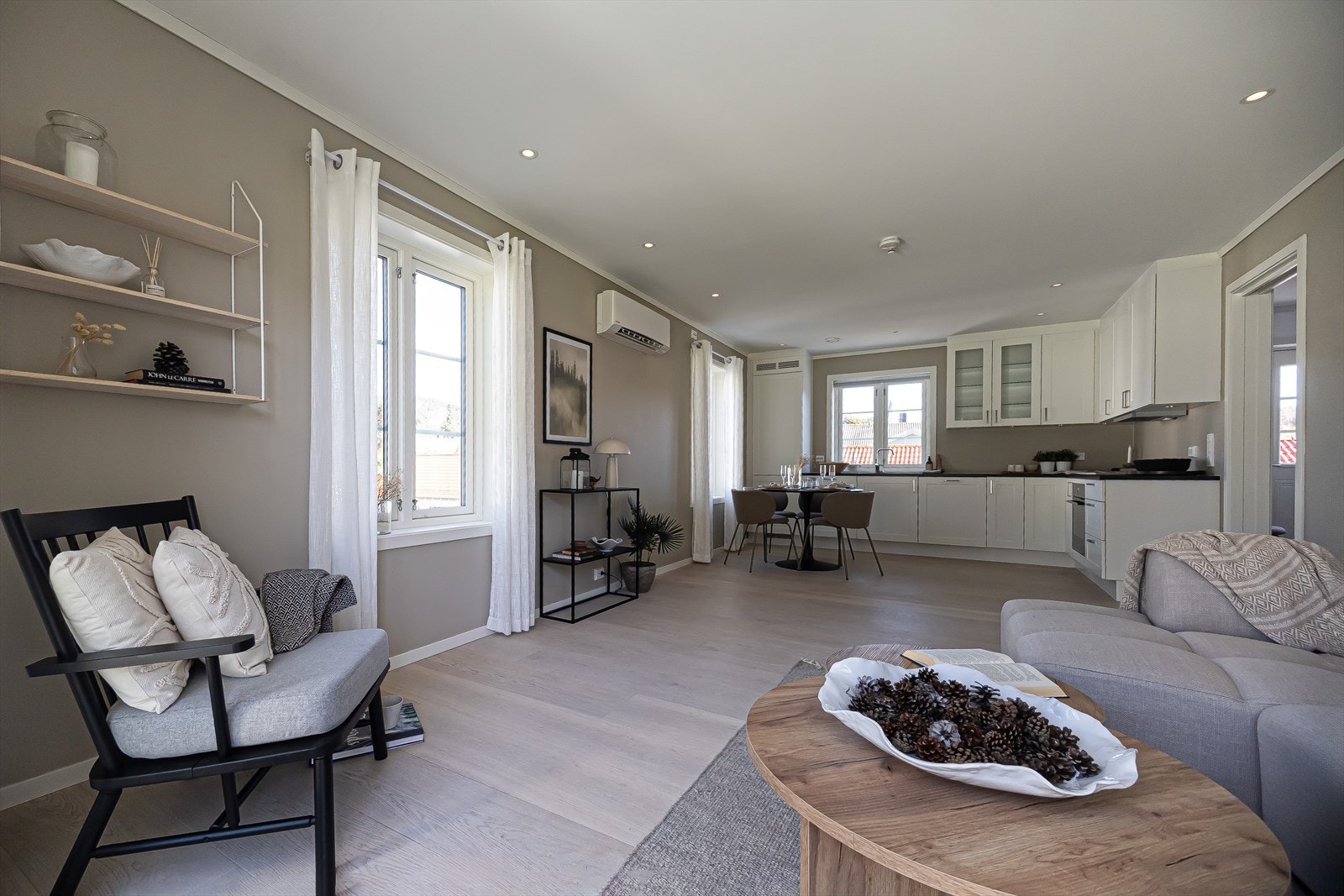 Kjøkkeninnredning av god størrelse med alt man trenger av hvitevarer inkludert Galleribilde