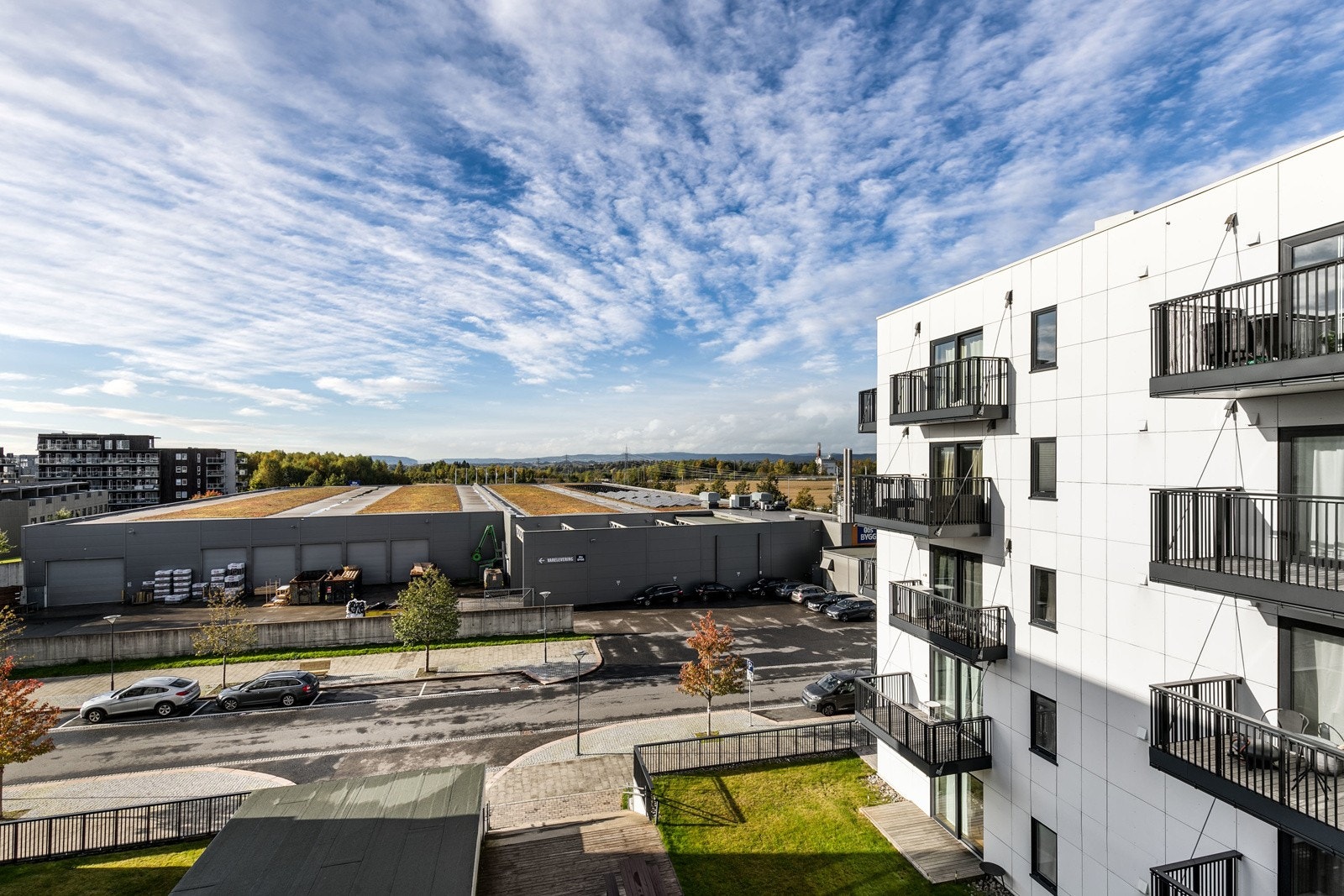 Fra balkongen har man fritt utsyn over nærområdet. Galleribilde