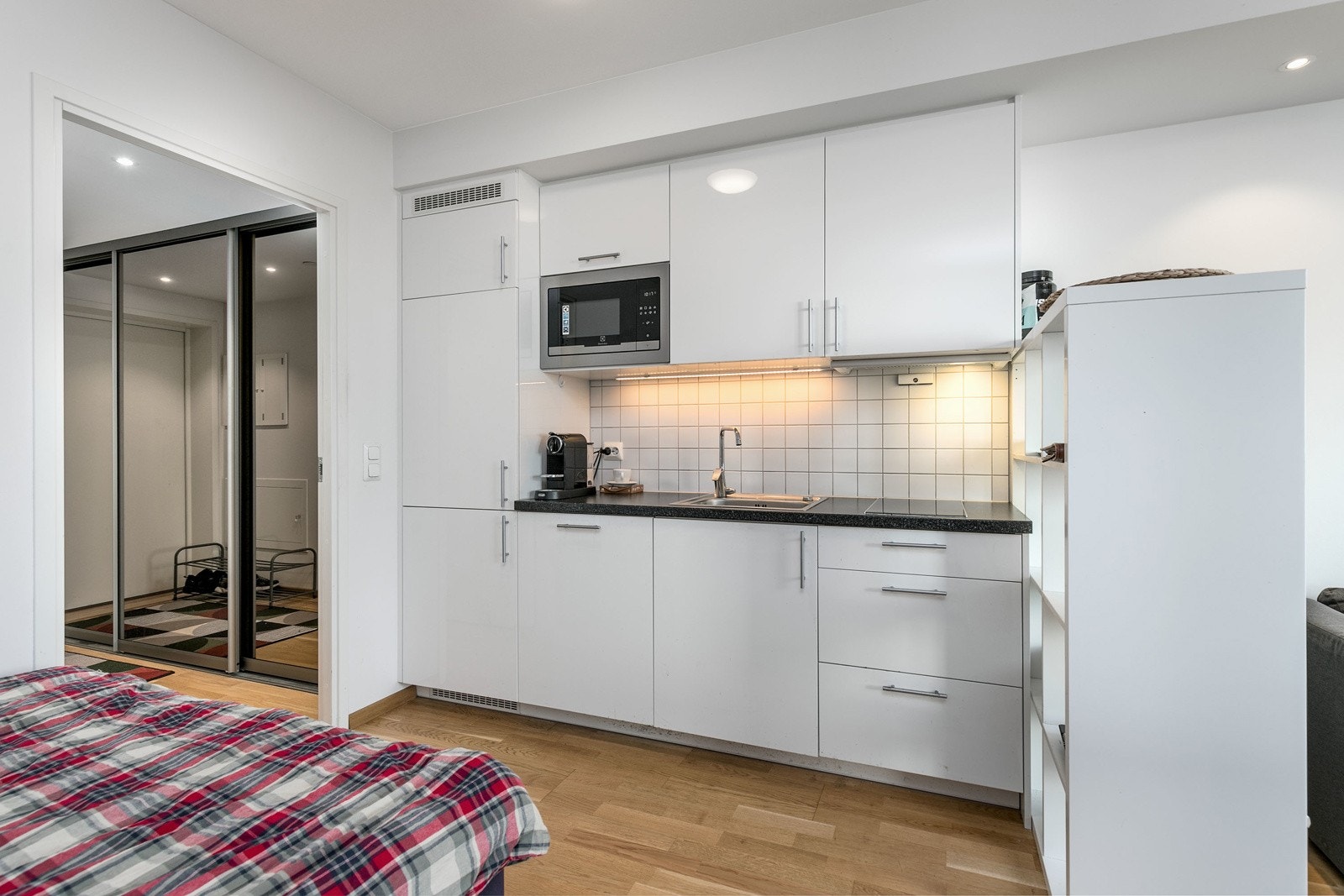 Av utstyr medfølger integrerte hvitevarer som induksjonstopp, oppvaskmaskin, mikrobølgeovn og kjøl/frys. Galleribilde