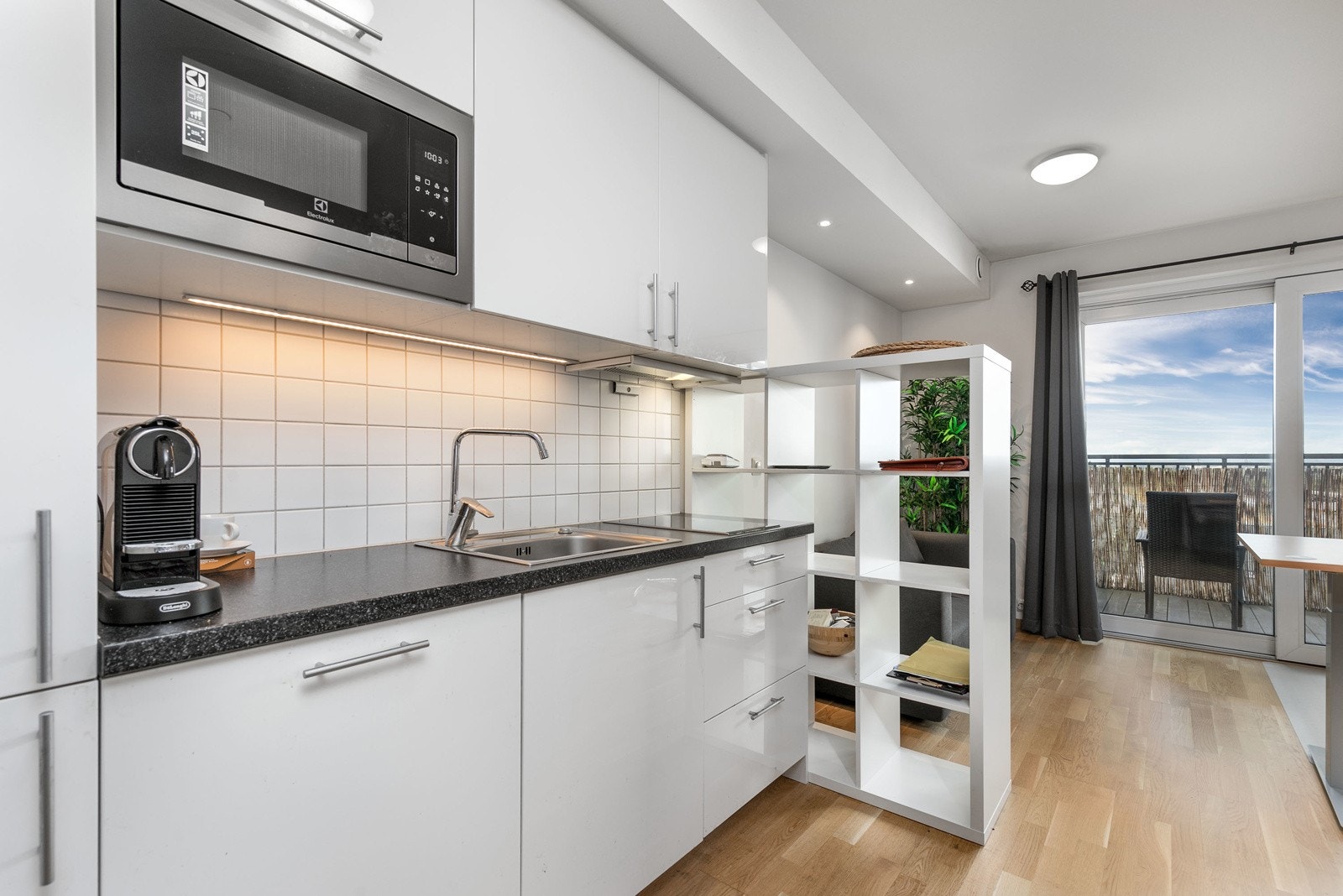 Stilrent og moderne kjøkken i åpen løsning, nytt i 2018. Galleribilde