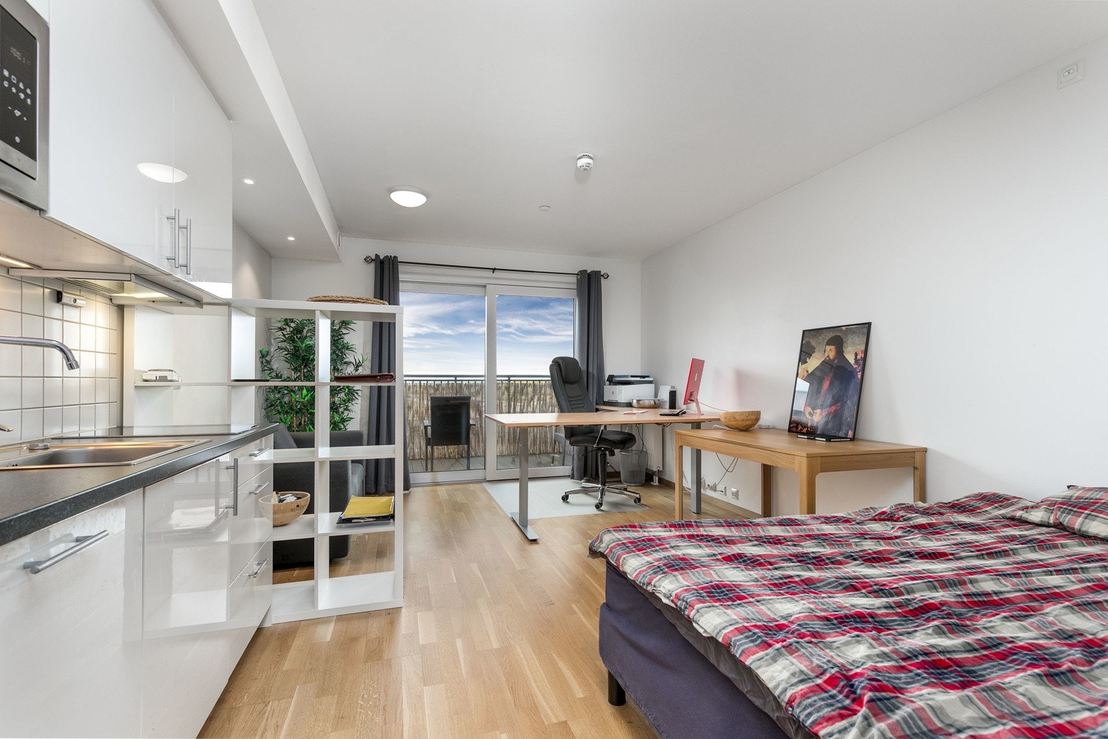 Stuen fremstår som svært innbydende i lyse, delikate fargevalg. Galleribilde