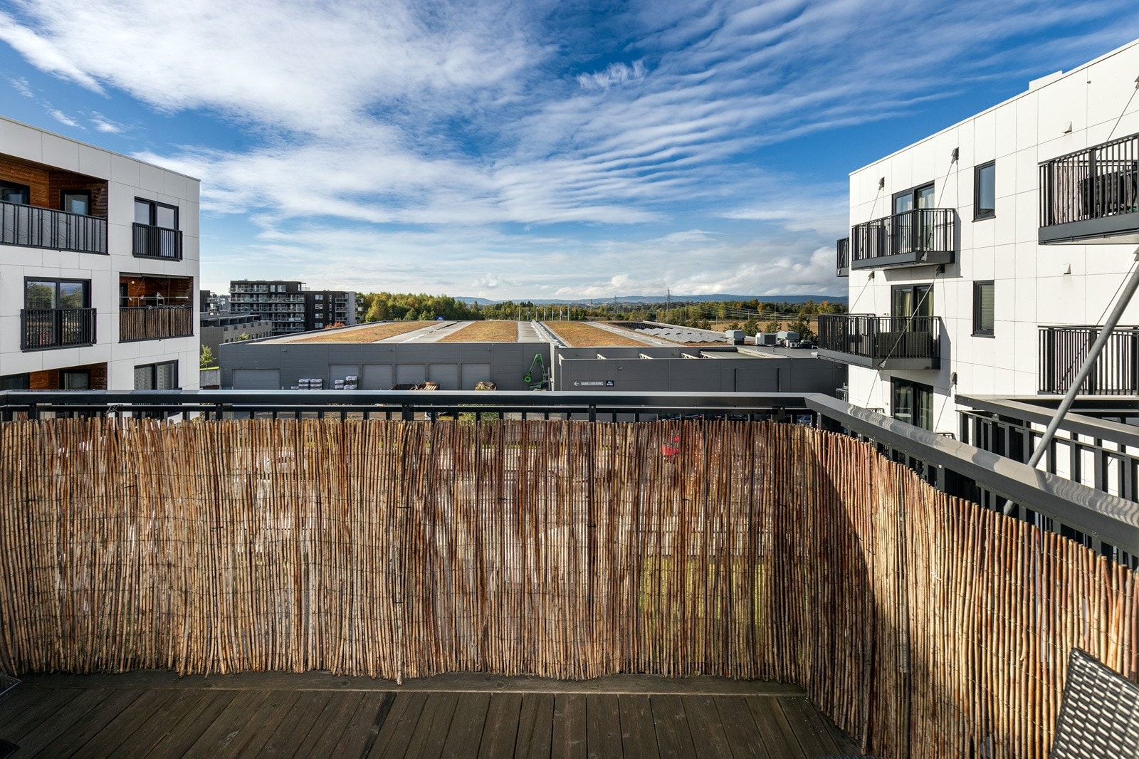 Fra balkongen har man fritt utsyn over nærområdet. Galleribilde