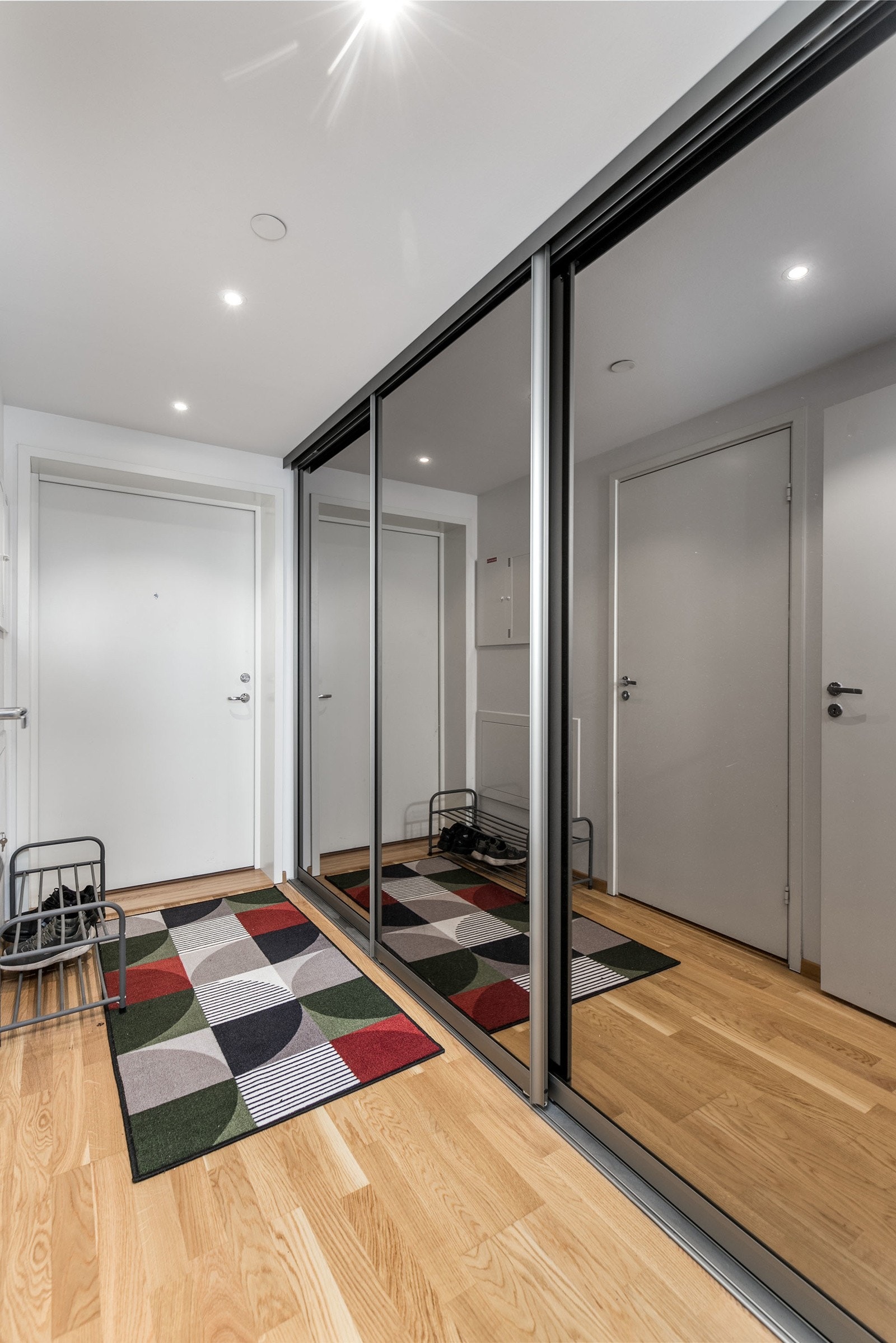 Innbydende entre/gang med malte slette veggflater og trestavs eikeparkett på gulv, som gir et godt førsteinntrykk av leiligheten. Galleribilde