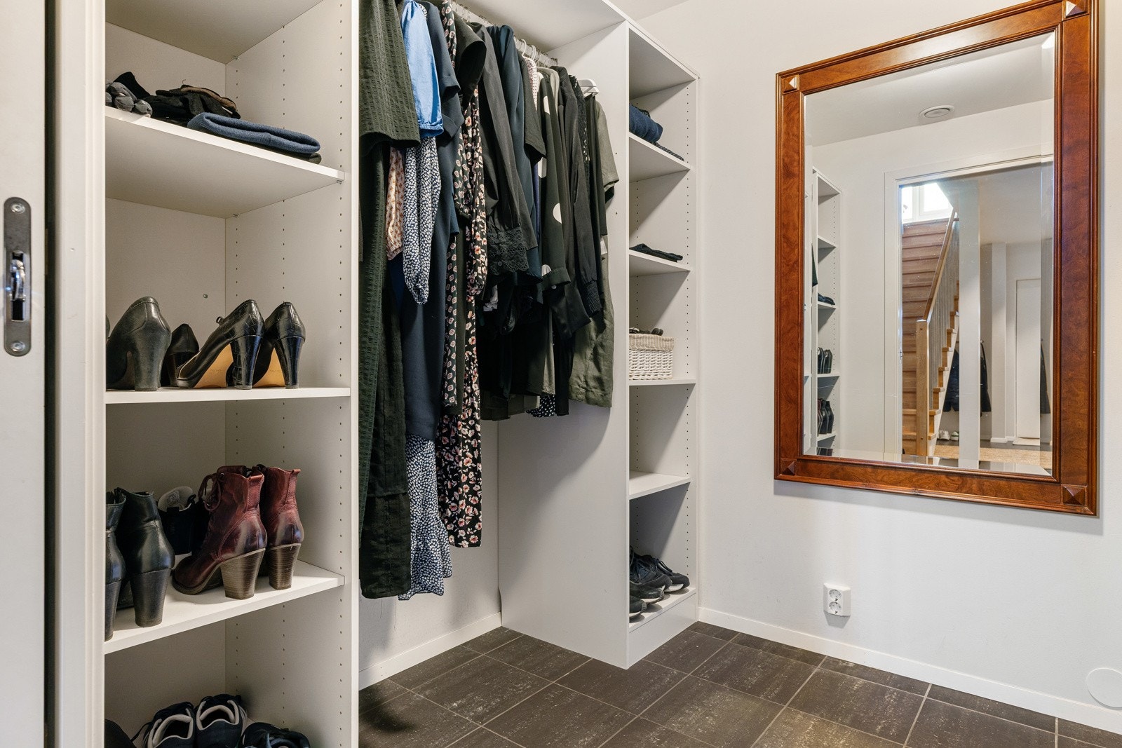 Tilknyttet gangen ligger et praktisk omkledningsrom. Her er det godt med plass til oppbevaring av yttertøy. Galleribilde