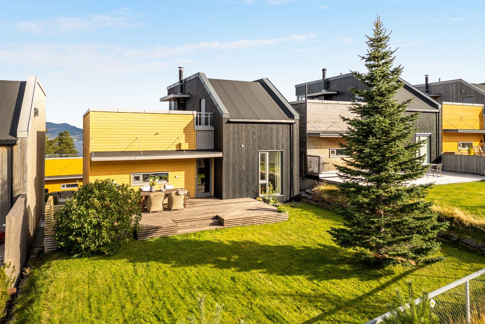 Pent opparbeidet uteområde. Like i nærehten finner man lekeplass og ballbinge. Galleribilde