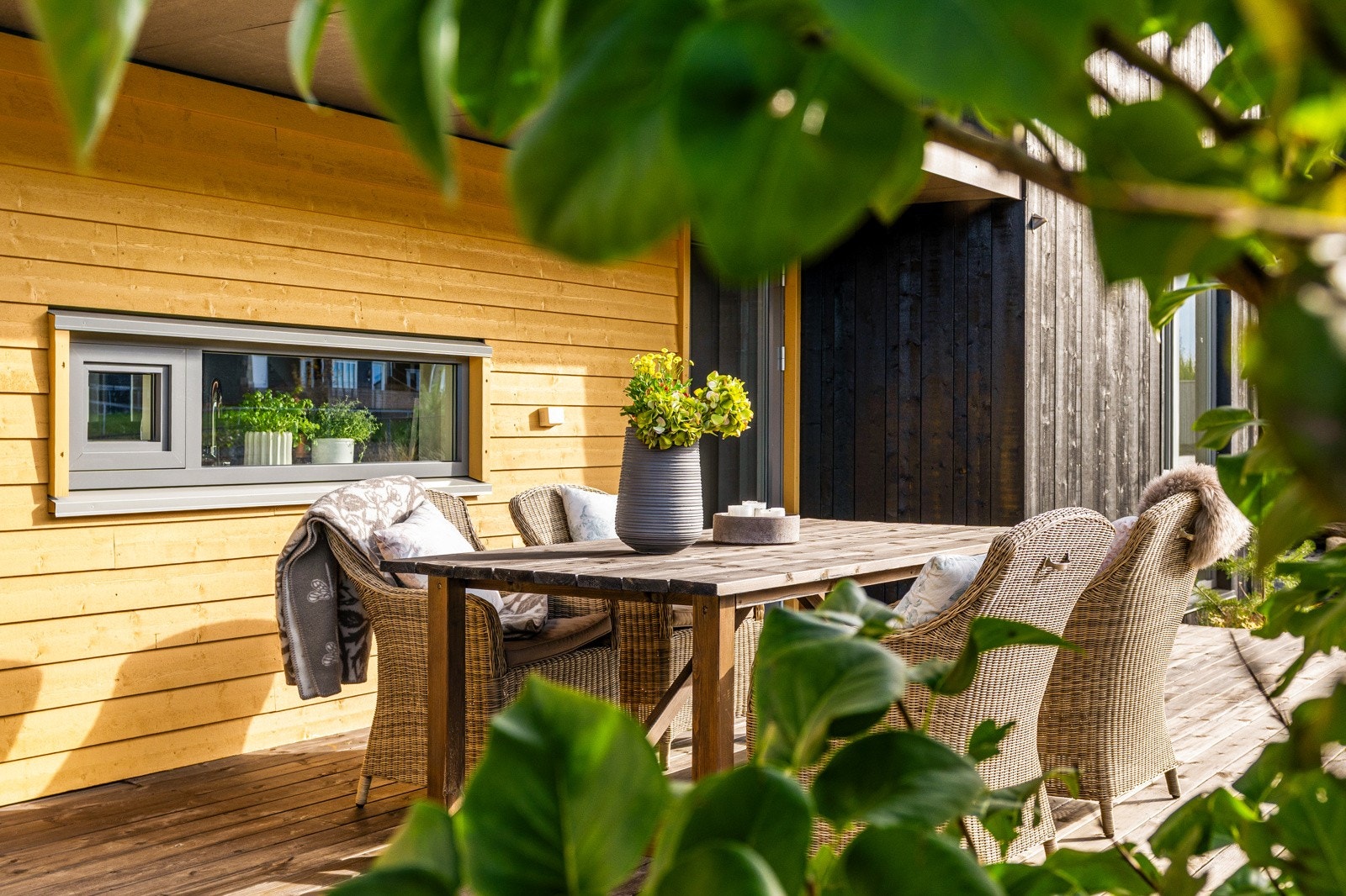 Her kan man enkelt innrede med utemblement og plen en har plass til trampoline. Galleribilde