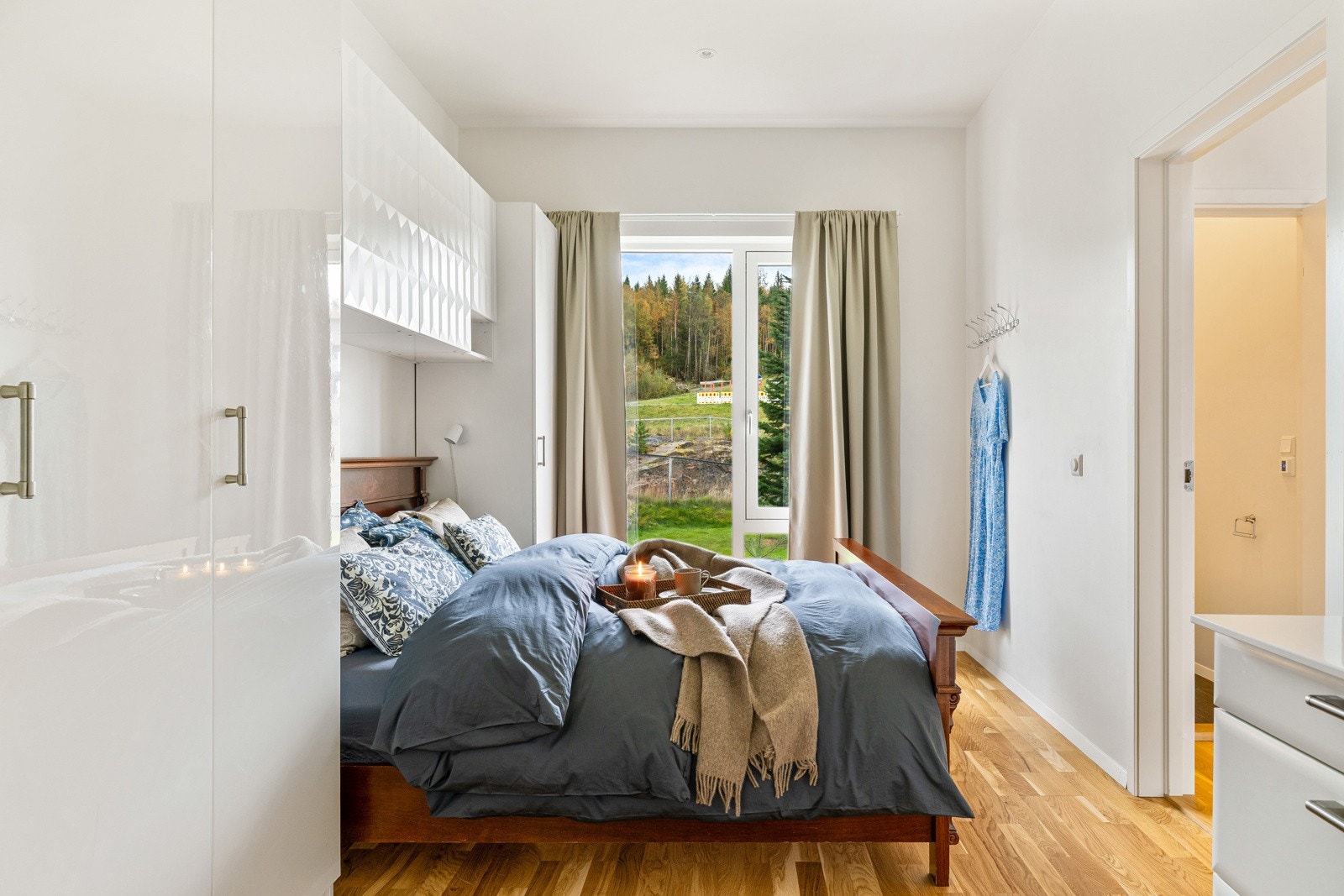 Rommet er av god størrelse, har godt med plass til en stor seng, samt smarte oppbevaringsløsninger. Galleribilde