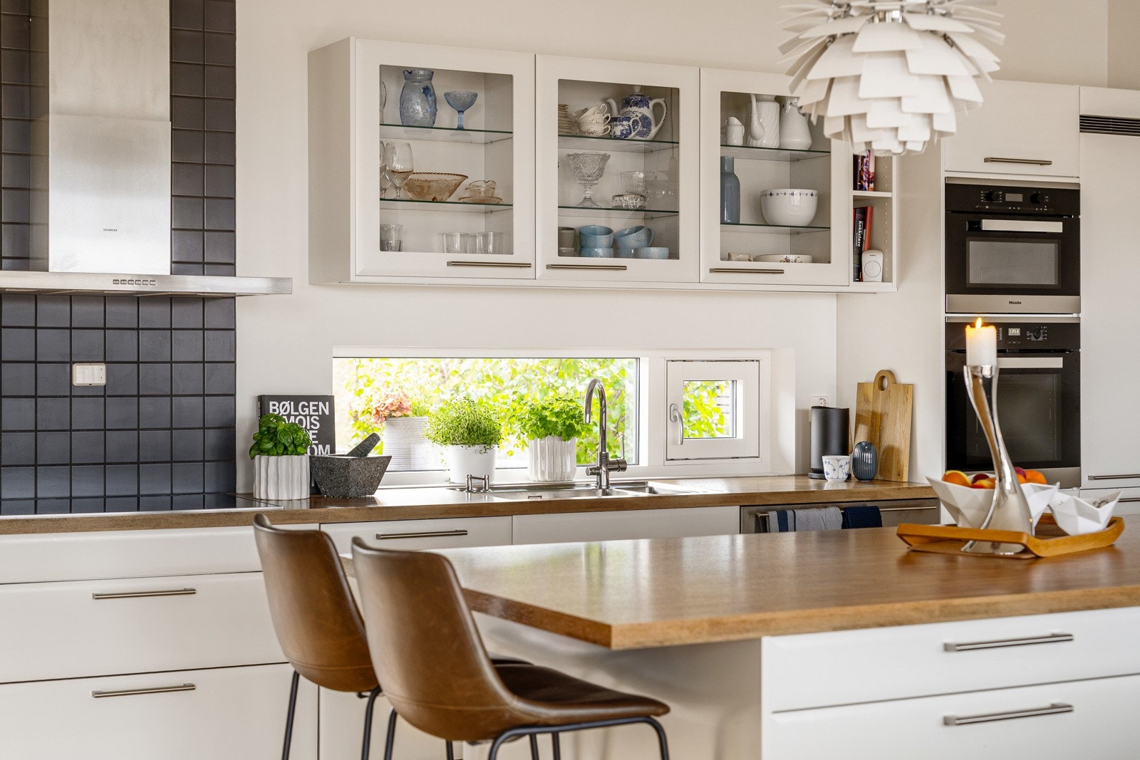 Det er innredet med integrerte hvitevarer som platetopp, servant og oppvaskmaskin. Stekeovn og mikrobølgeovn er praktisk plassert i ståhøyde. Galleribilde