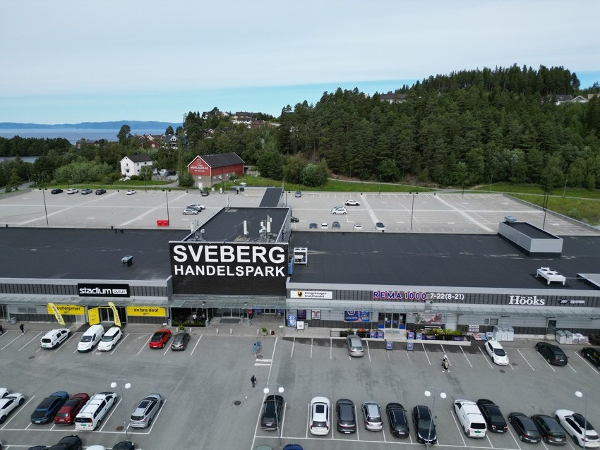 Sveberg handelspark kan by på dagligvarebutikk, apotek, vinmonopol, frisør og klesbutikk. Galleribilde