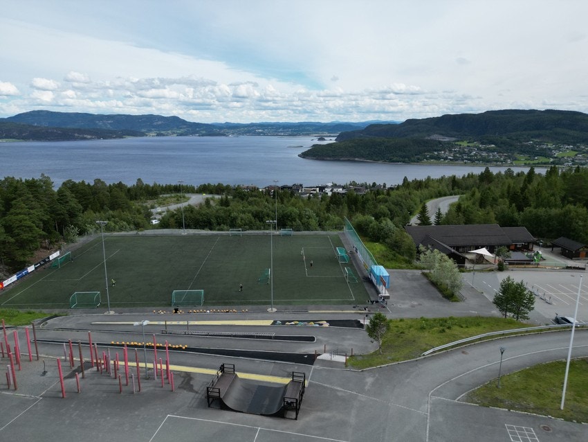 Stor fotballbane tilknyttet Sveberg skole. Galleribilde