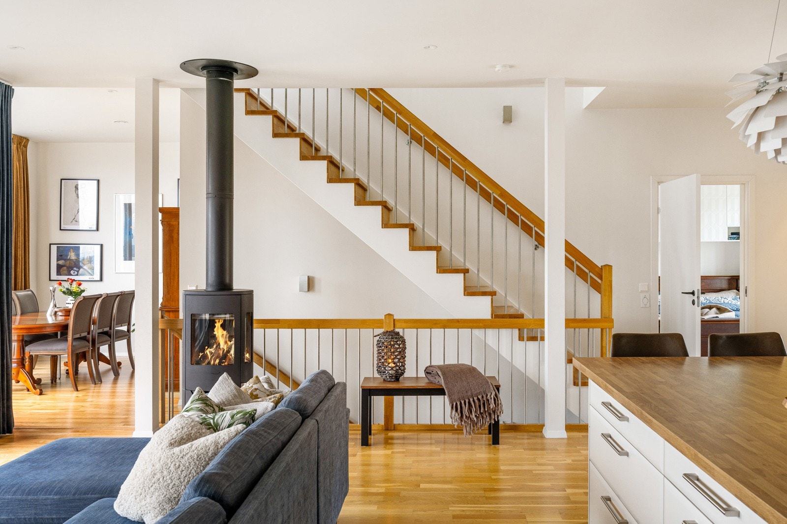 Den lekre peisovnen holder boligen varm året rundt. Galleribilde