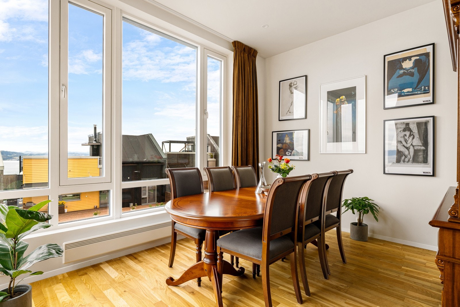 Den gode planløsningen gir godt med rom for innredning både med sofagruppe og spisebord. Galleribilde