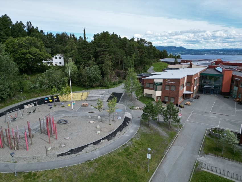 Barneskolen har stort og fint uteområde og er tilknyttet Sveberghallen. Galleribilde
