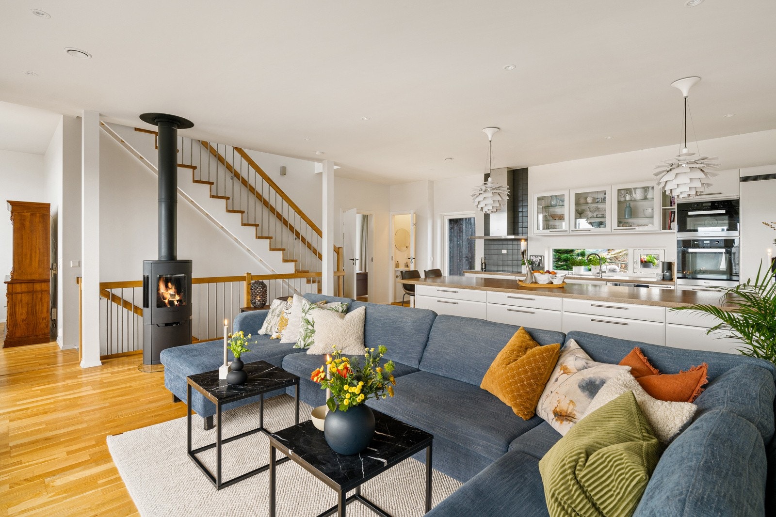 Opp i første etasje finner man boligens store sosiale sone. Galleribilde