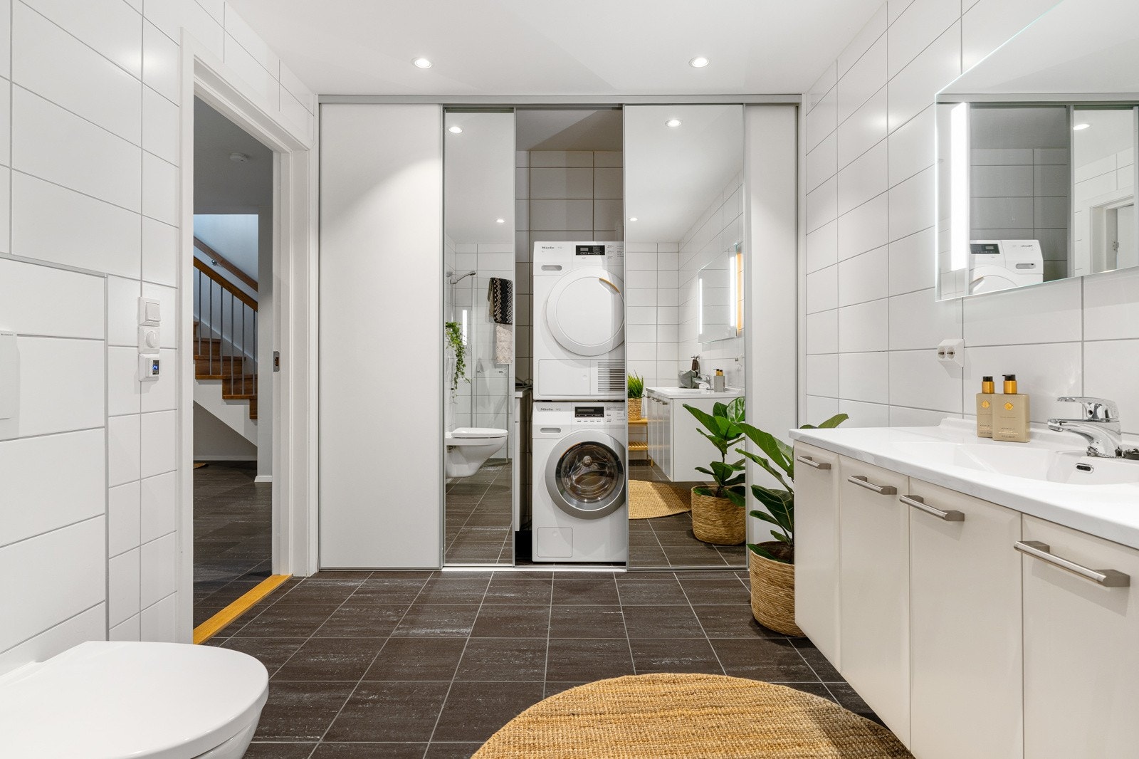 Badet er lekkert flislagt på både vegger og gulv, med behagelig gulvvarme. Galleribilde