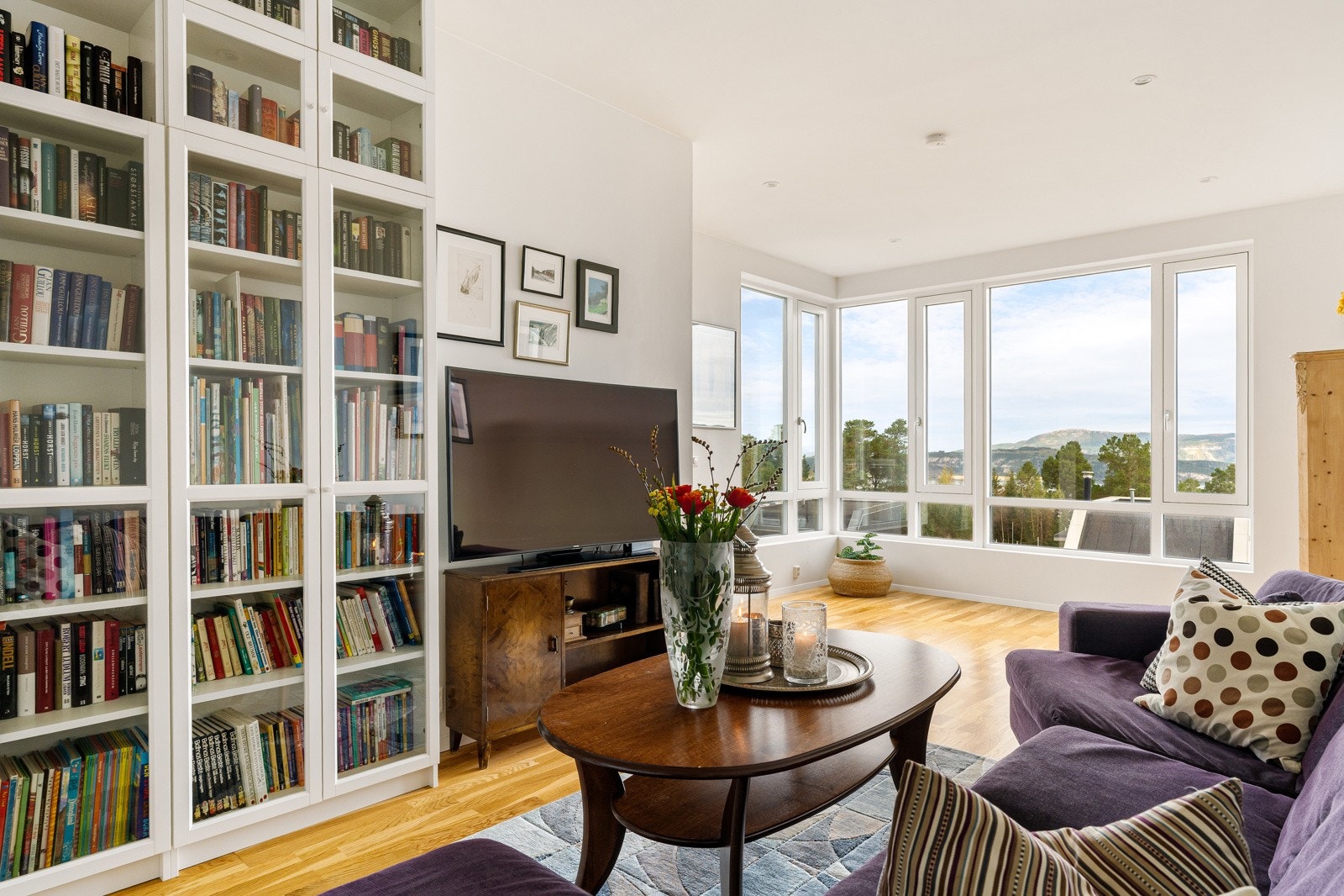 På loftetasjen kan boligen by på en praktisk loftstue- ideell som TV-stue eller lekerom til barna. Galleribilde