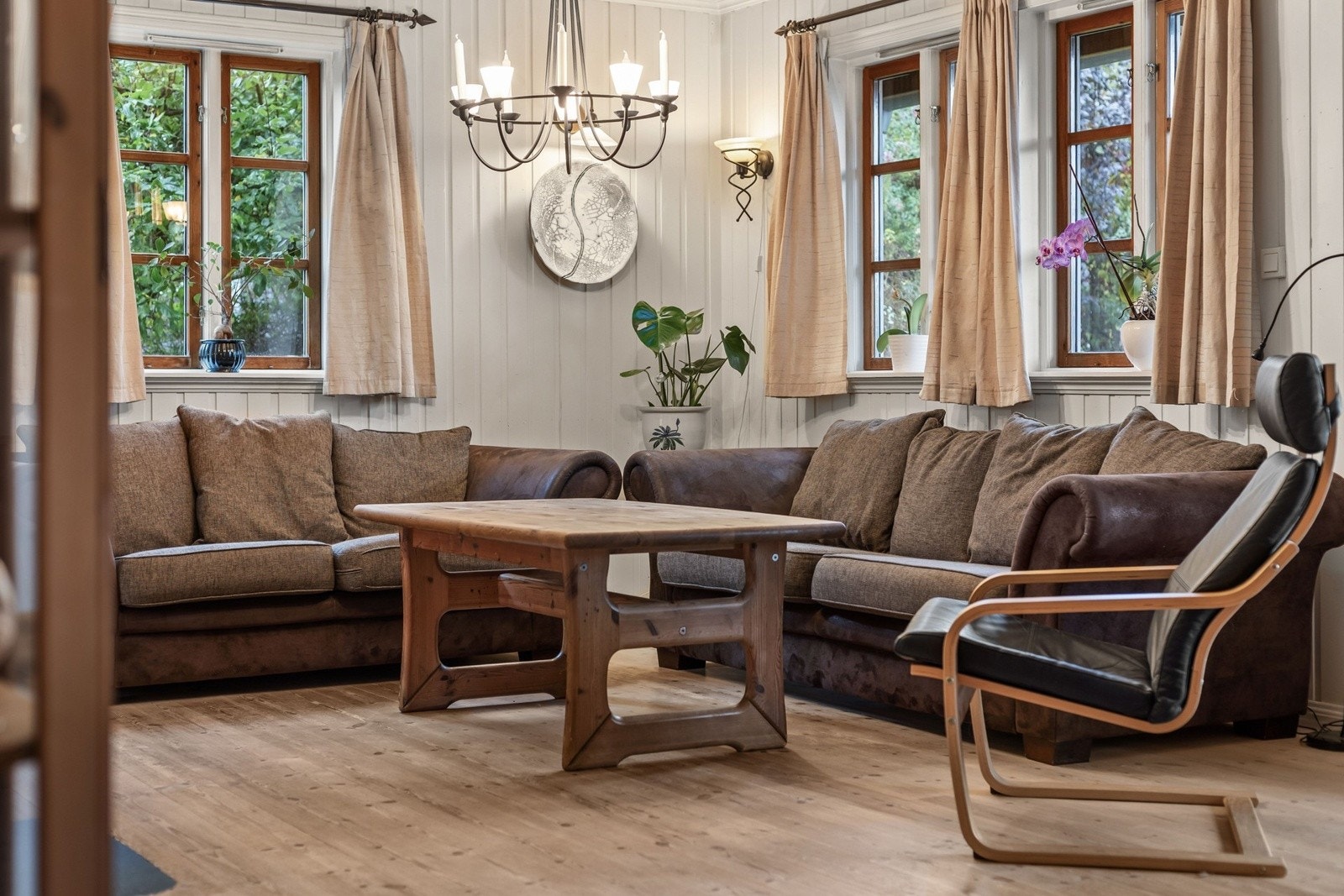 Store vindusflater slipper inn rikelig med dagslys og gir flott utsyn mot hagen. Galleribilde