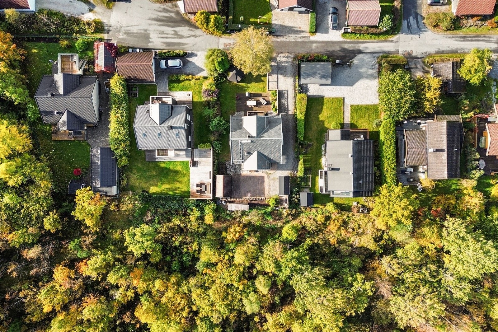 Det er turstier og lysløype i skogen rett ved boligen, og på Berger er et større idrettsanlegg med bl.a. flere fotballbaner, friidrettsbane, tennisbaner Galleribilde