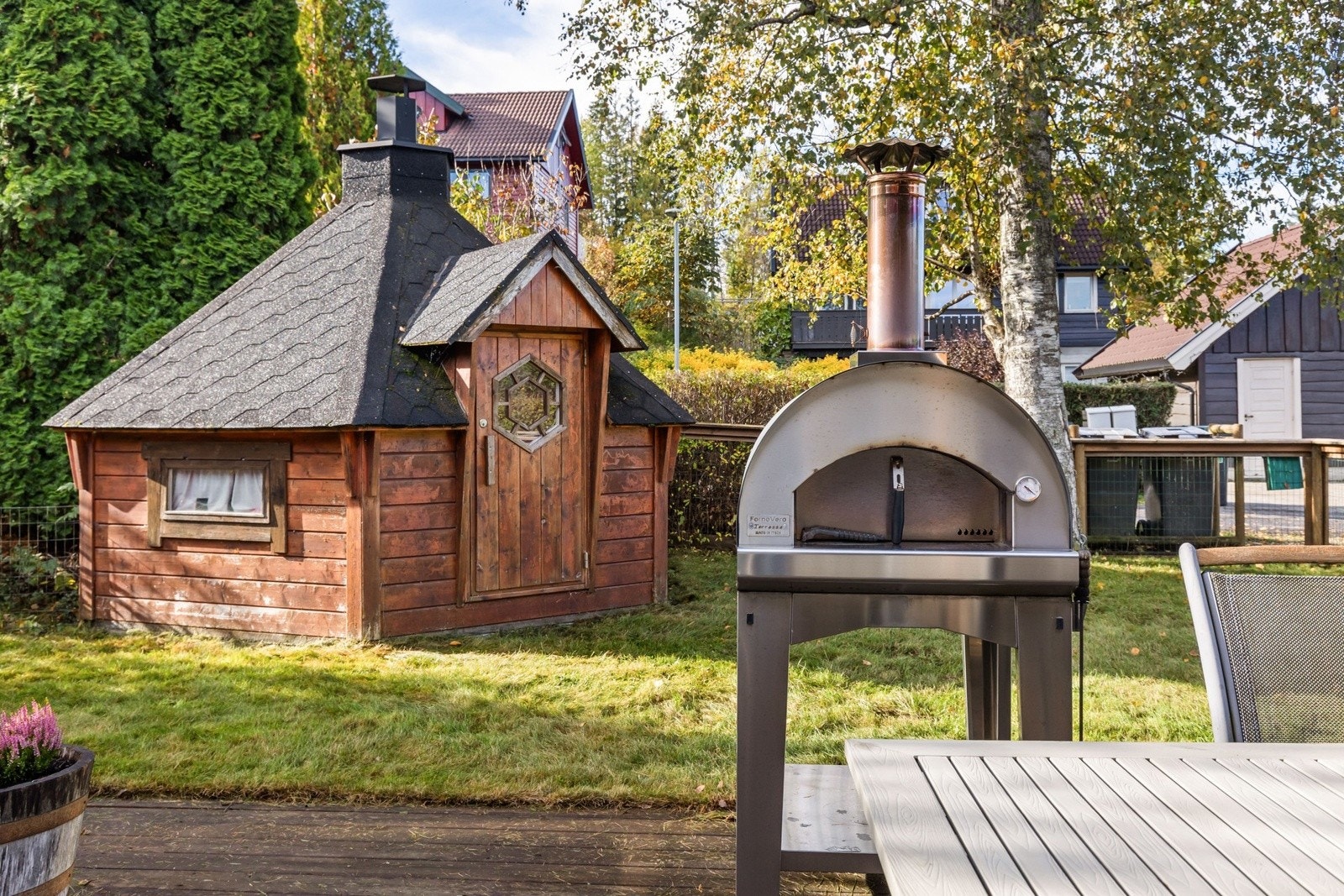 Fin pizzaovn (kan eventuelt medfølge) på terrassen som innbyr til hyggelige måltider når været tillater det. Galleribilde