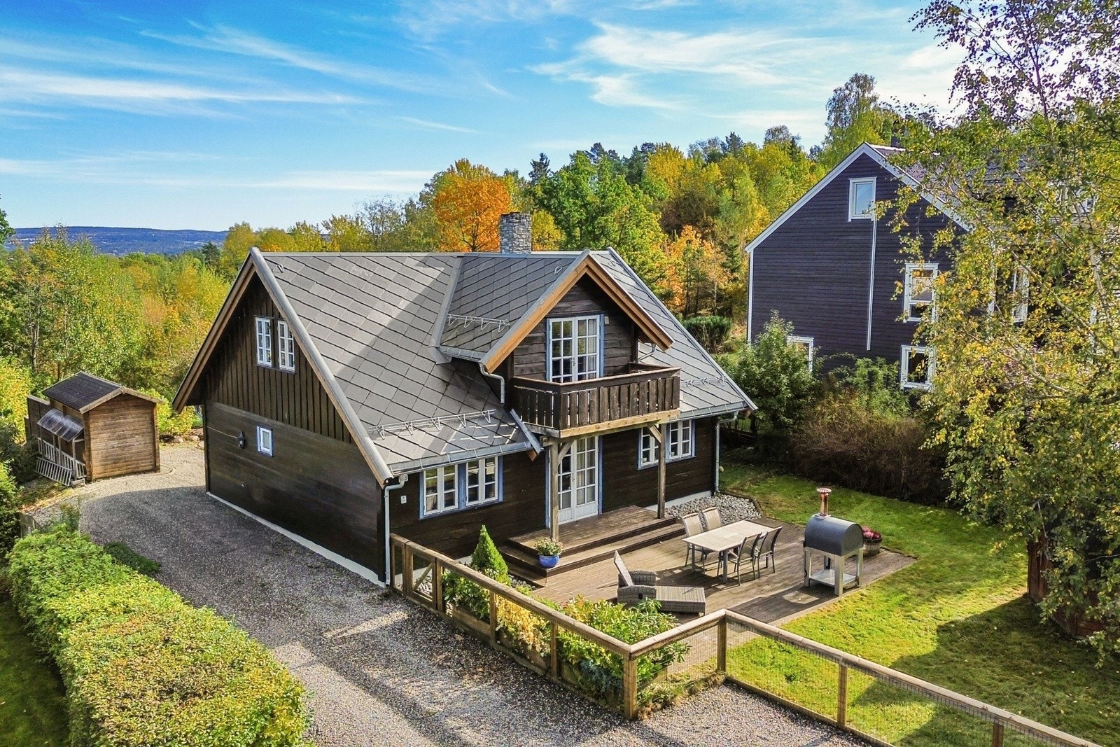 Fasade. God utnyttelsesgrad på tomten som åpner muligheter for påbygg etc. Galleribilde