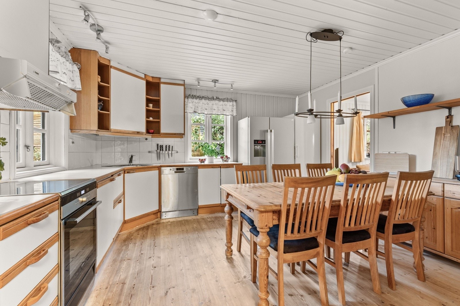 Kjøkkenet er romslig og lyst, med rikelig benkeplass og godt med skap for oppbevaring. Galleribilde