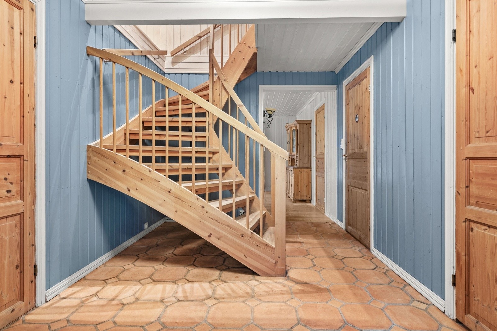 Malt panel på veggene skaper en lun og hyggelig stemning. Galleribilde