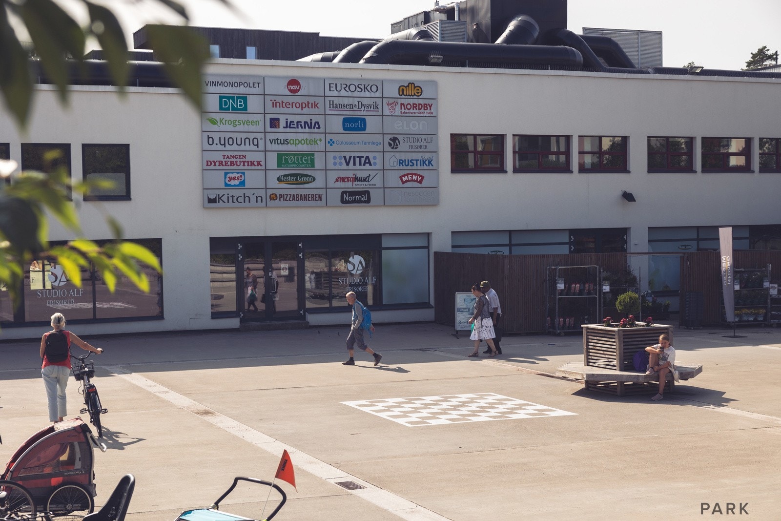 På Tangen er det kommunesenter med bibliotek, fritidsklubb, helsestasjon, samt Tangen Nærsenter med stor Meny-butikk, vinmonopol og diverse butikker Galleribilde