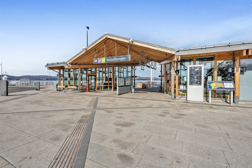 Fra Nesoddtangen brygge er det hyppige båtavganger innover til Aker Brygge og Lysaker, noe som gjør stedet attraktivt for pendlere Galleribilde