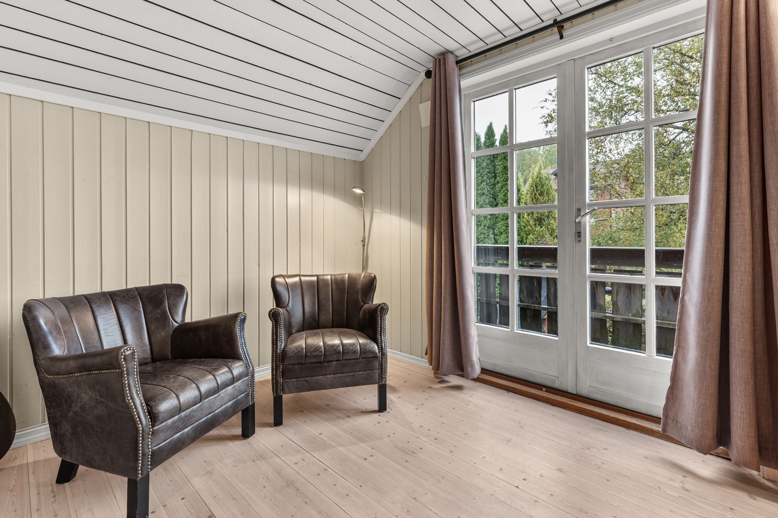 I etasjen finner du en koselig og lys loftstue som gir et ekstra oppholdsrom, eventuelt soverom - ideelt som TV-stue, lekerom for barna, hjemmekontor eller lesekrok Galleribilde