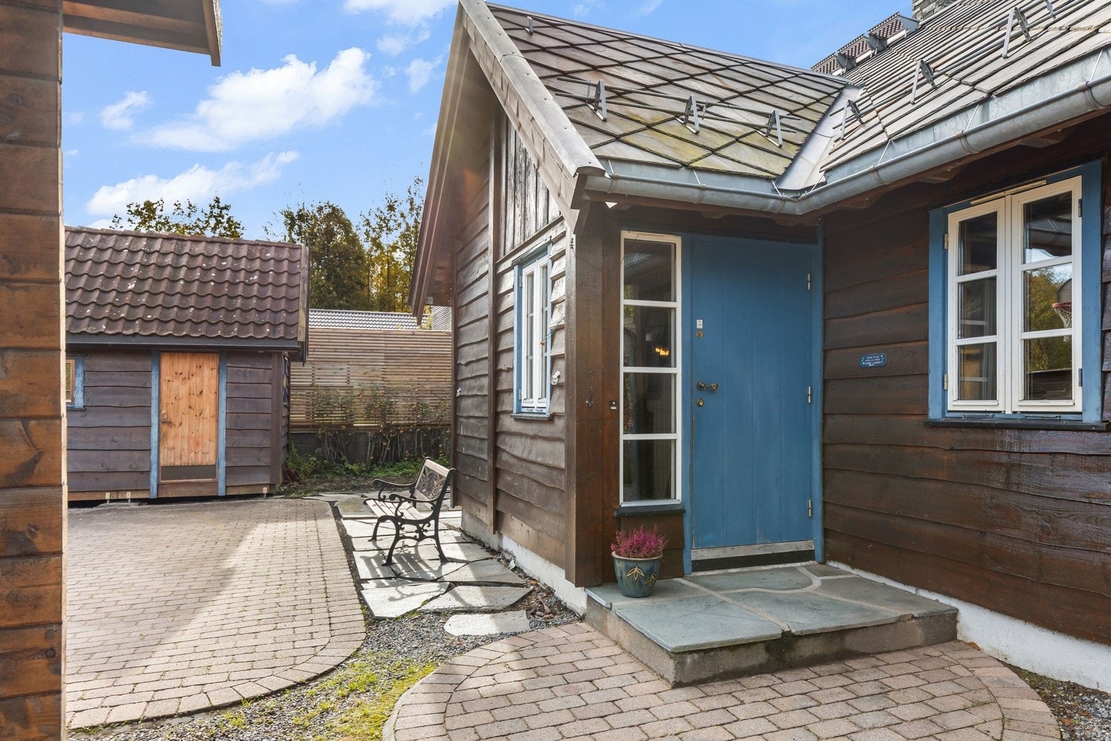 Hyggelig inngangsparti til denne sjarmerende boligen Galleribilde