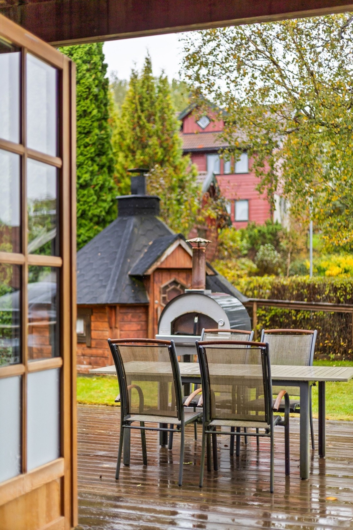 Fra stuen er det direkte utgang til en stor vestvendt, solrik terrasse og hage Galleribilde