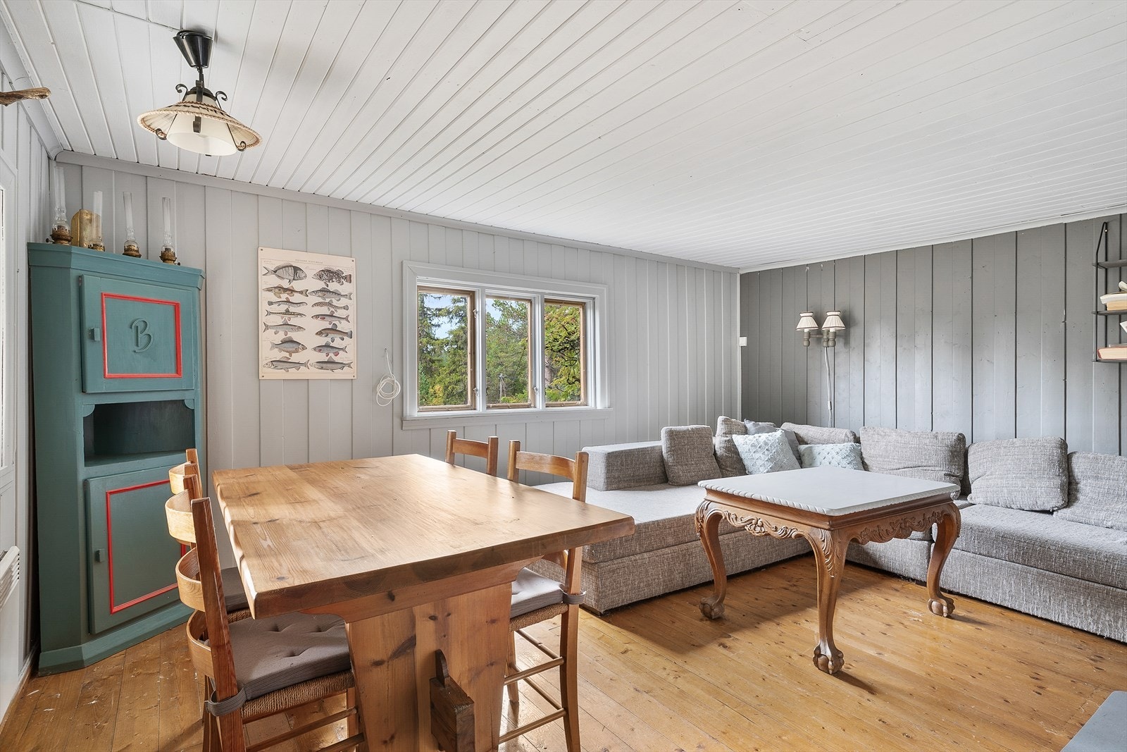 Boligen har gjennomgående enkel standard - i stua er det malte panelvegger og tregulv. Galleribilde