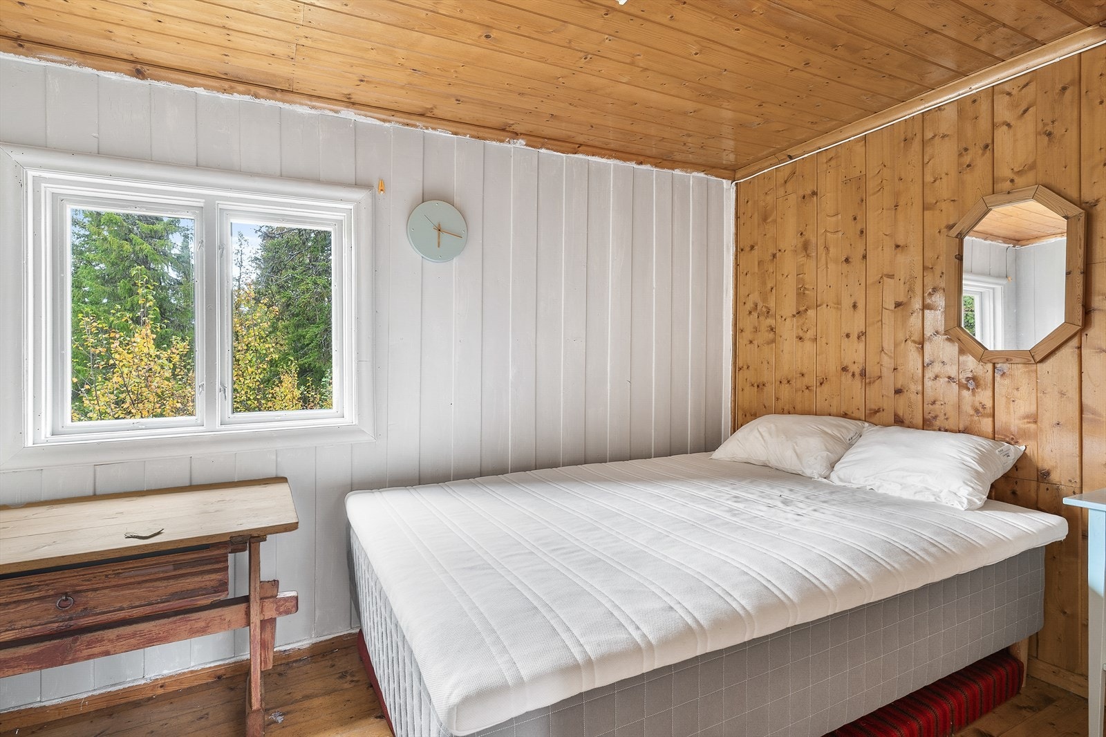 Det er til sammen to soverom - det ene soverommet har adkomst fra kjøkkenet. Galleribilde