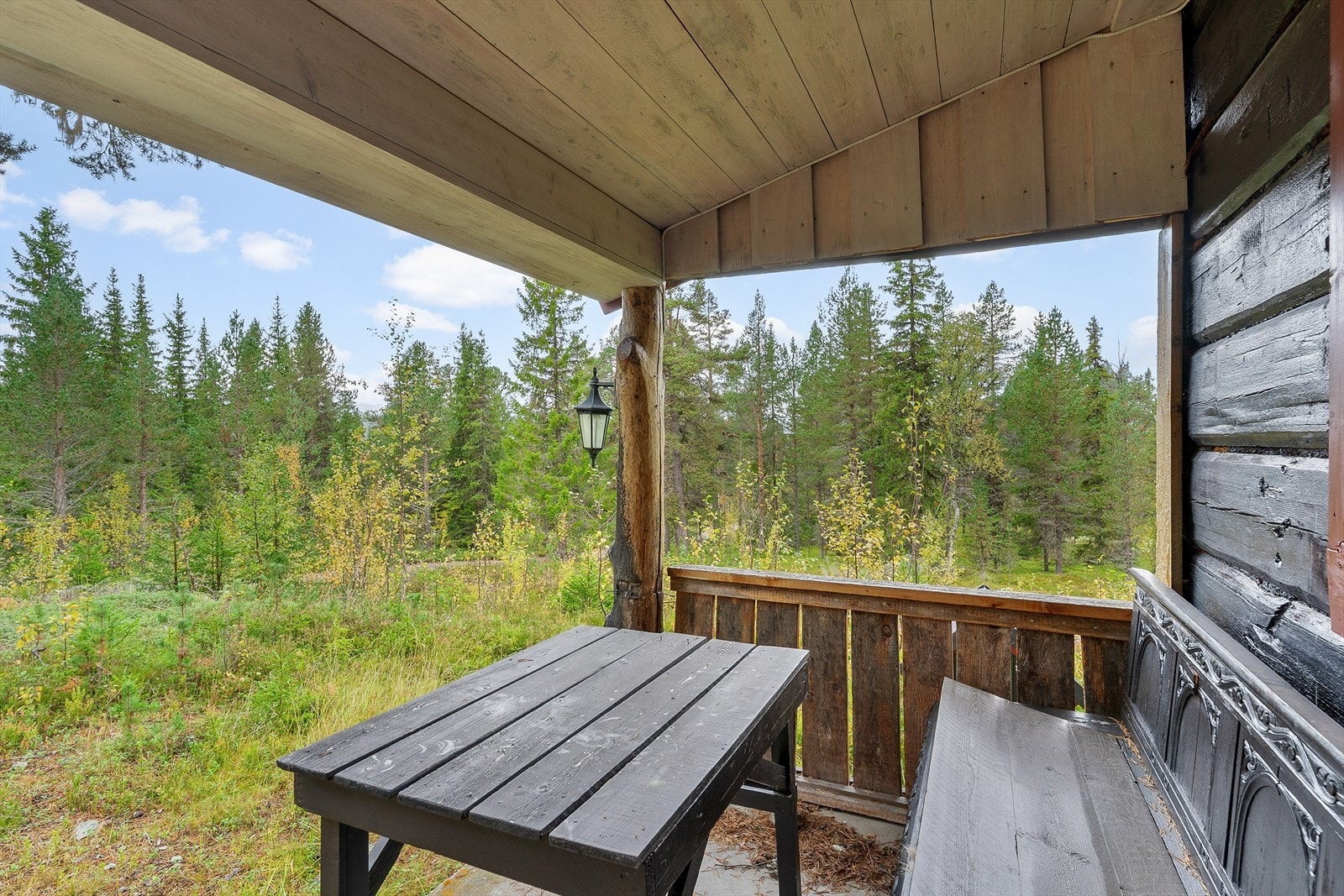 Fra stua er det dør ut til en overbygget veranda. Galleribilde