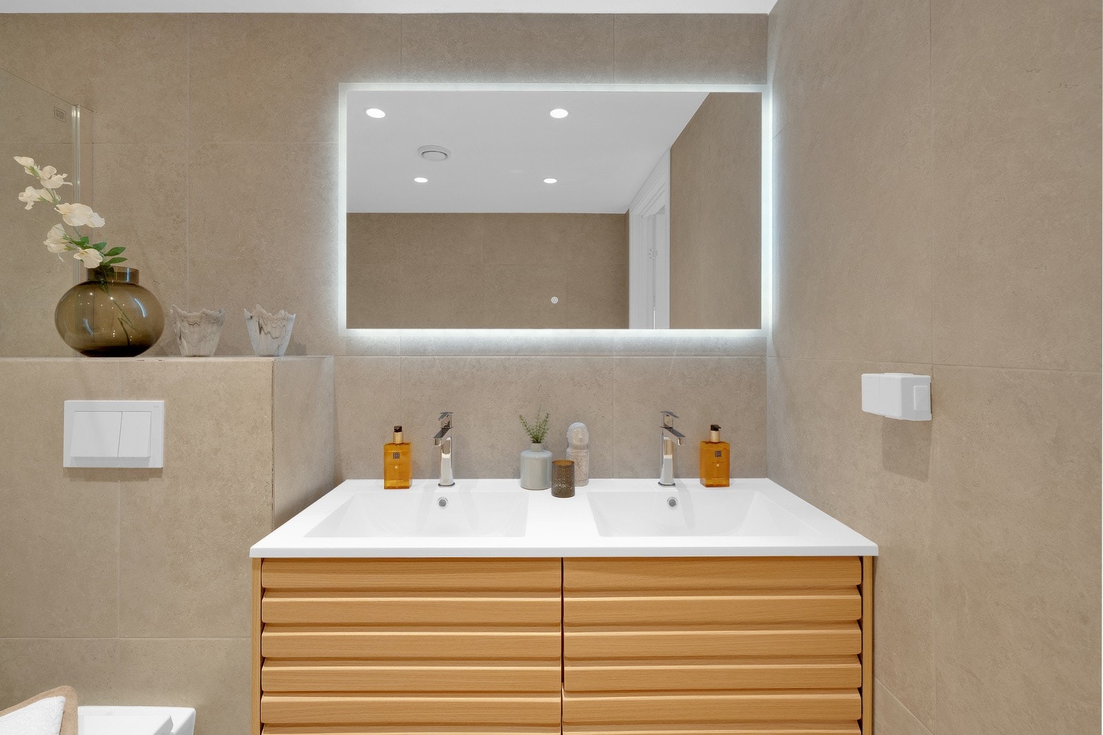 Innredning med dobbel servant. Galleribilde