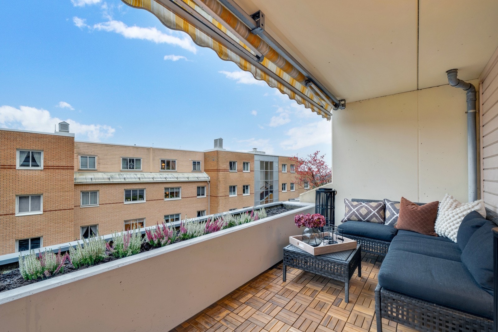 Balkong mot vest. Galleribilde