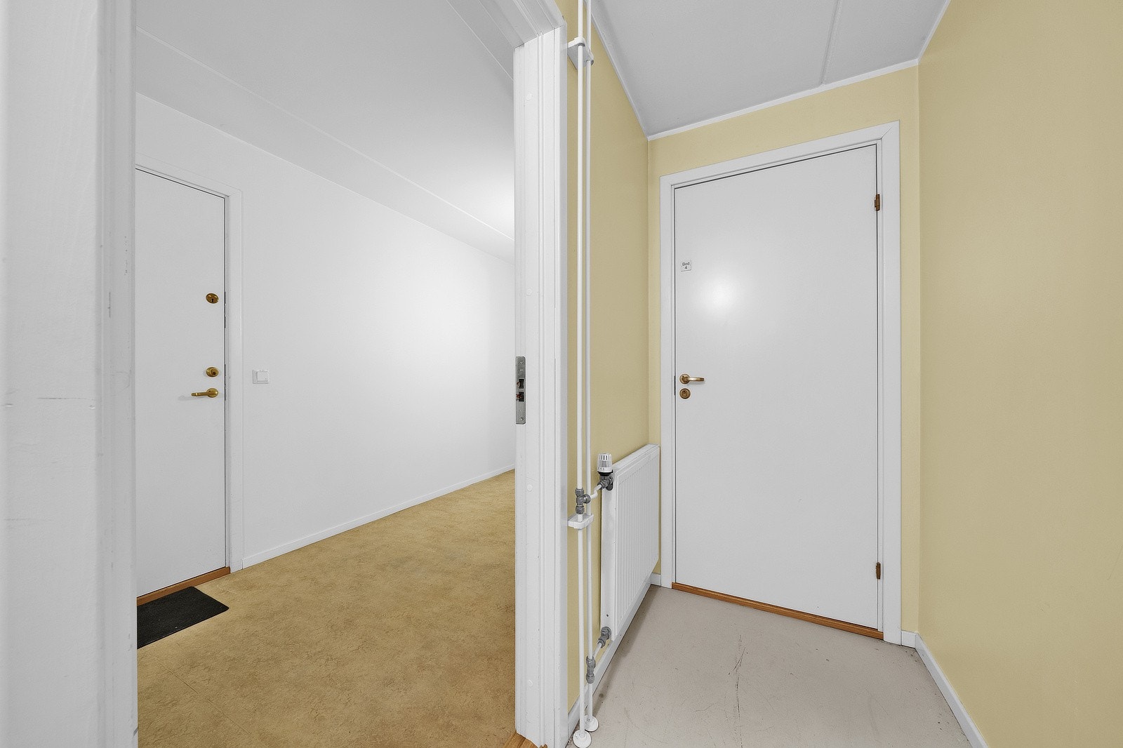 Inngangen til bod utenfor leiligheten. Galleribilde