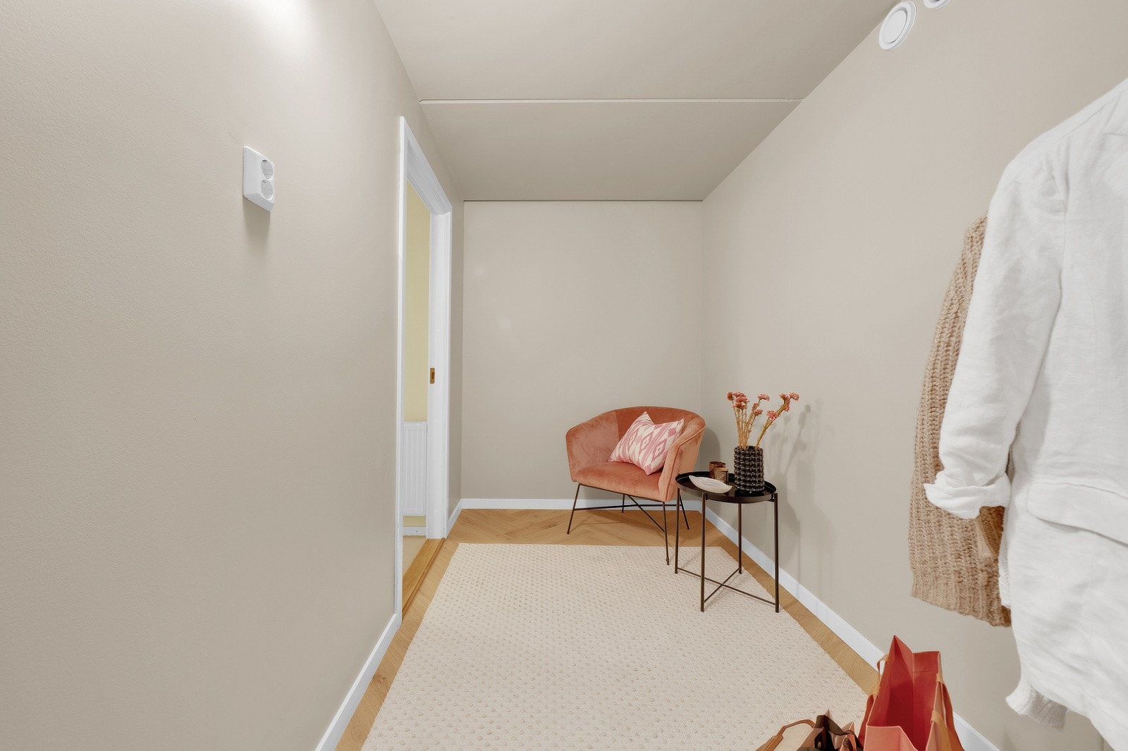 Bod på 7 kvm som er nymalt og lagt samme gulv som i leiligheten. Galleribilde