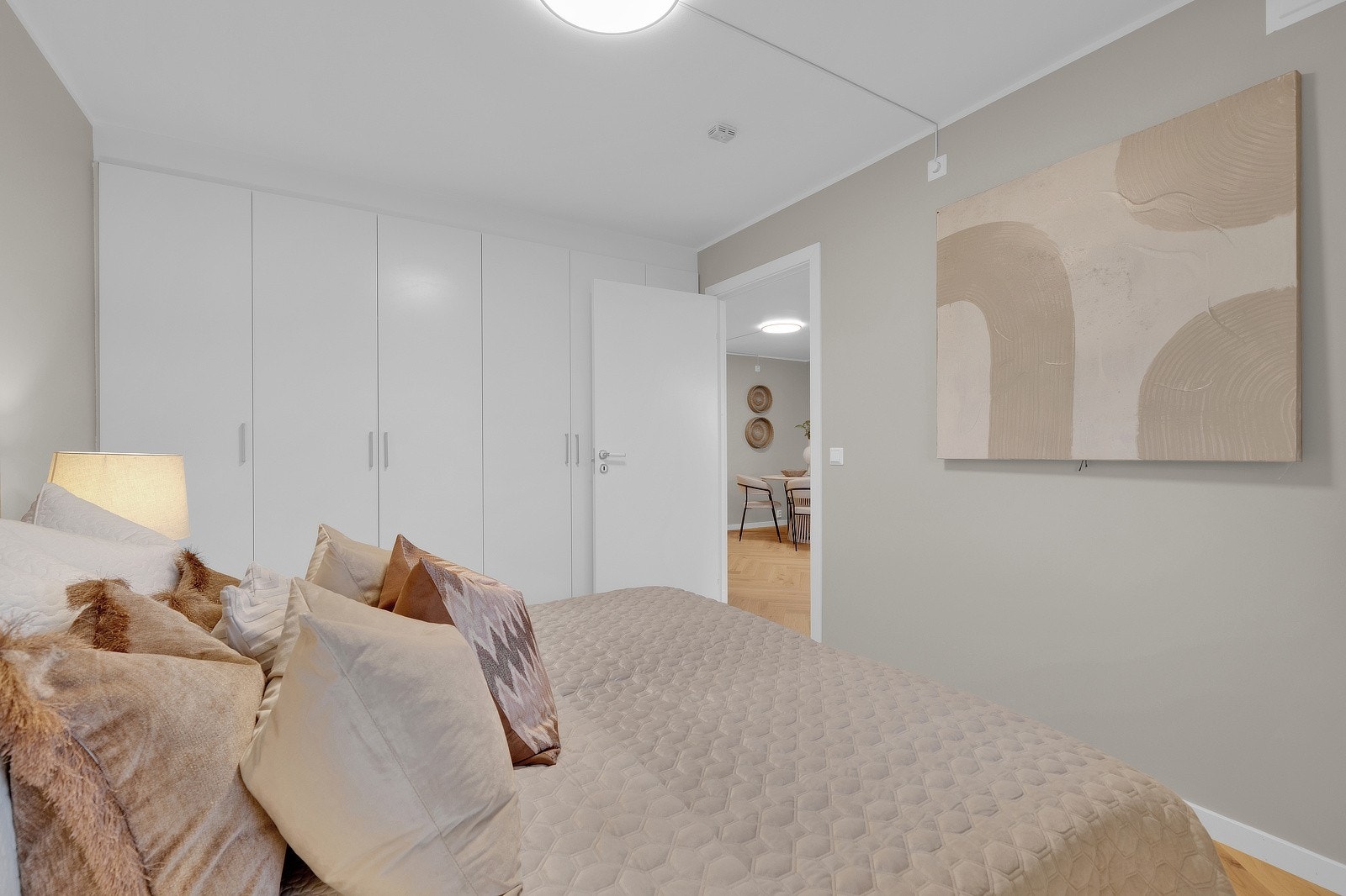 Soverom med garderobeskap. Galleribilde