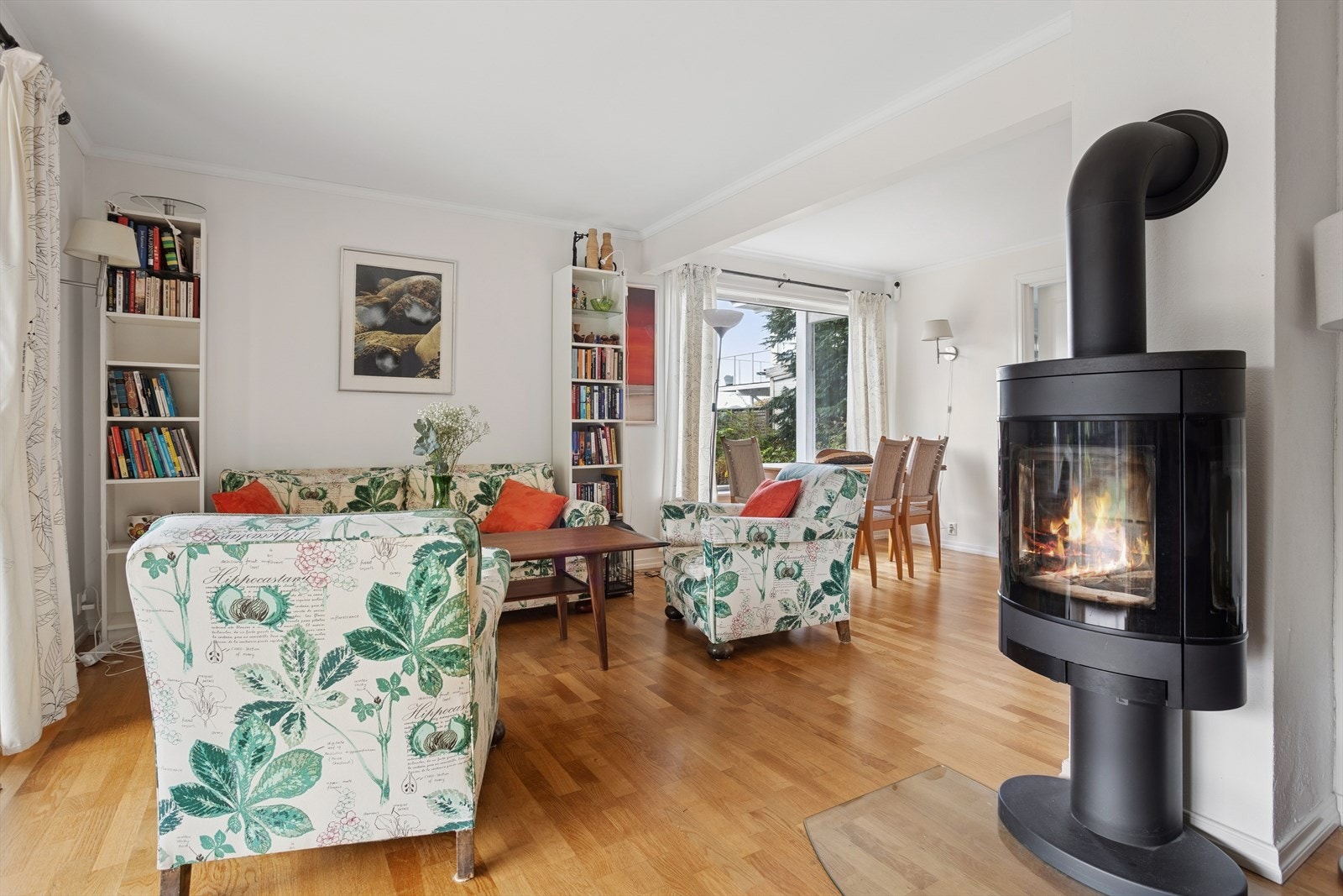 Lys og romslig kjellerstue med god plass til møblering i flere soner. Galleribilde