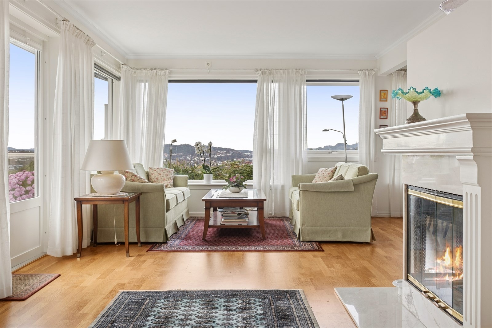 Fra stuen er det utgang til en romslig terrasse på hele 30 kvm. Galleribilde