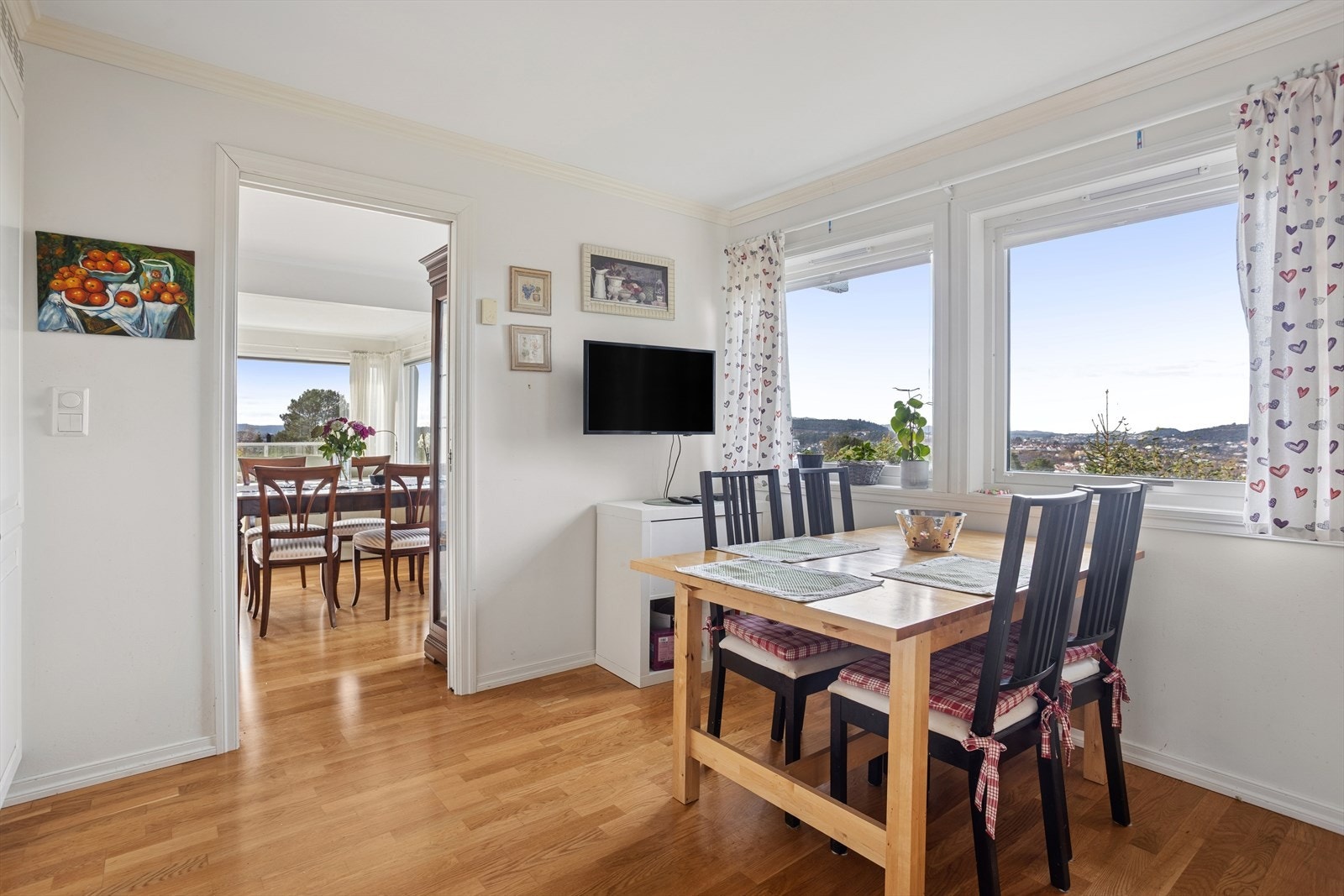 Det er god plass til spisebord på kjøkkenet. Galleribilde