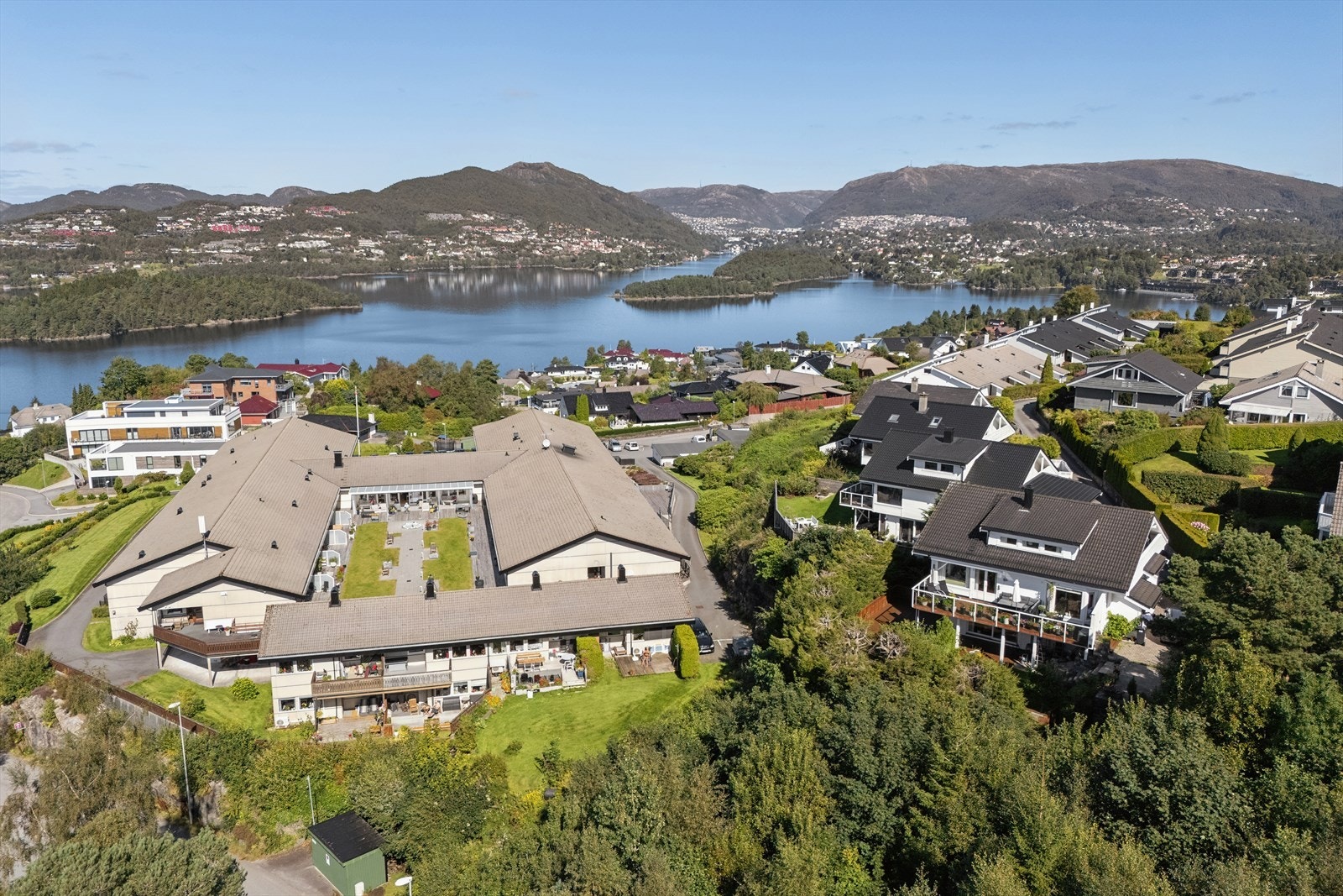 Gode solforhold og attraktiv beliggenhet innerst i blindvei. Galleribilde