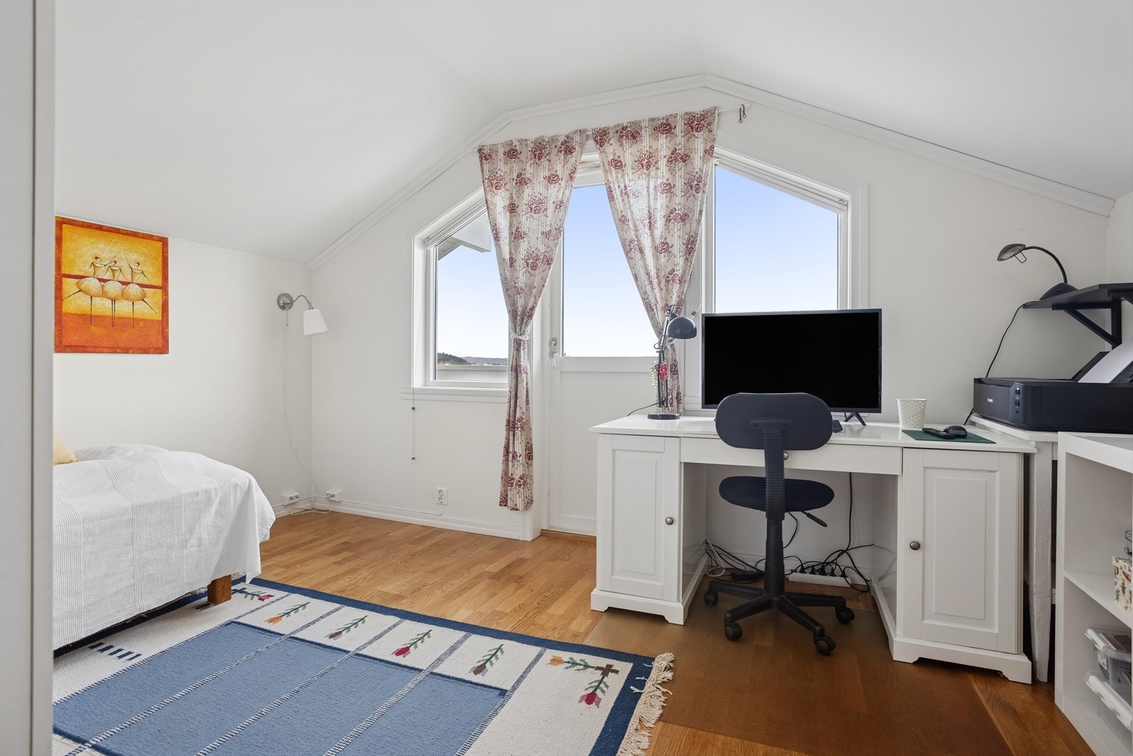 Soverom 2 i loftetasjen med utgang til altan. Galleribilde