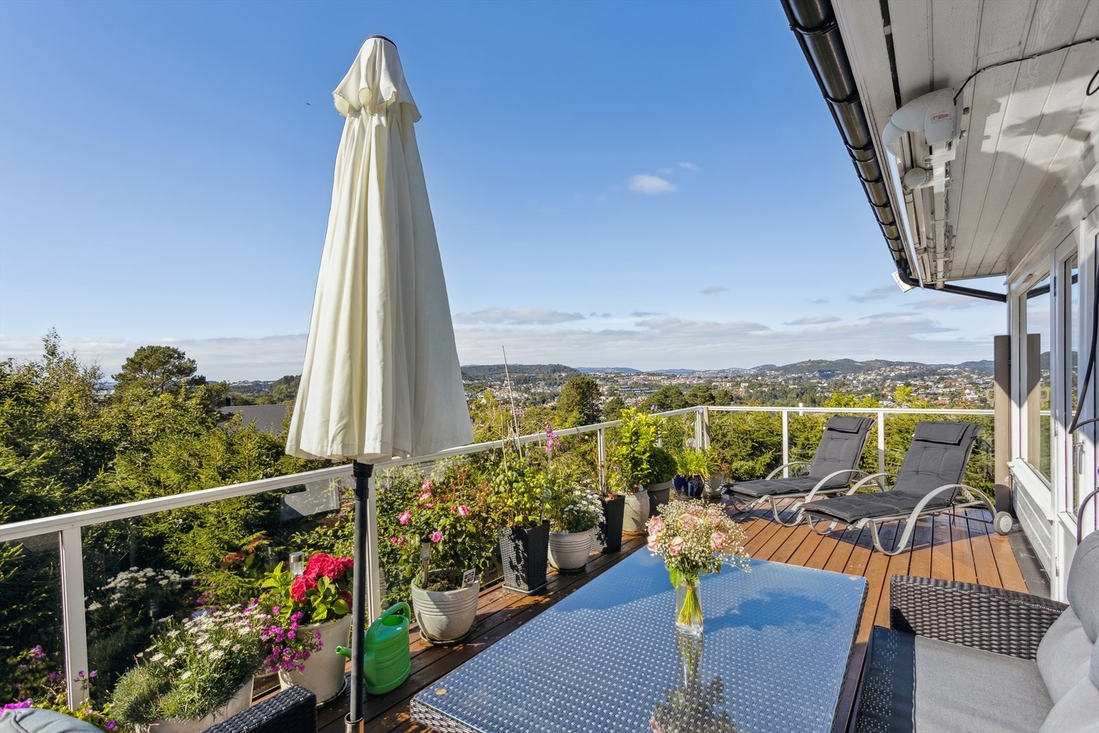 Altanen har god plass til møblering i flere soner. Galleribilde