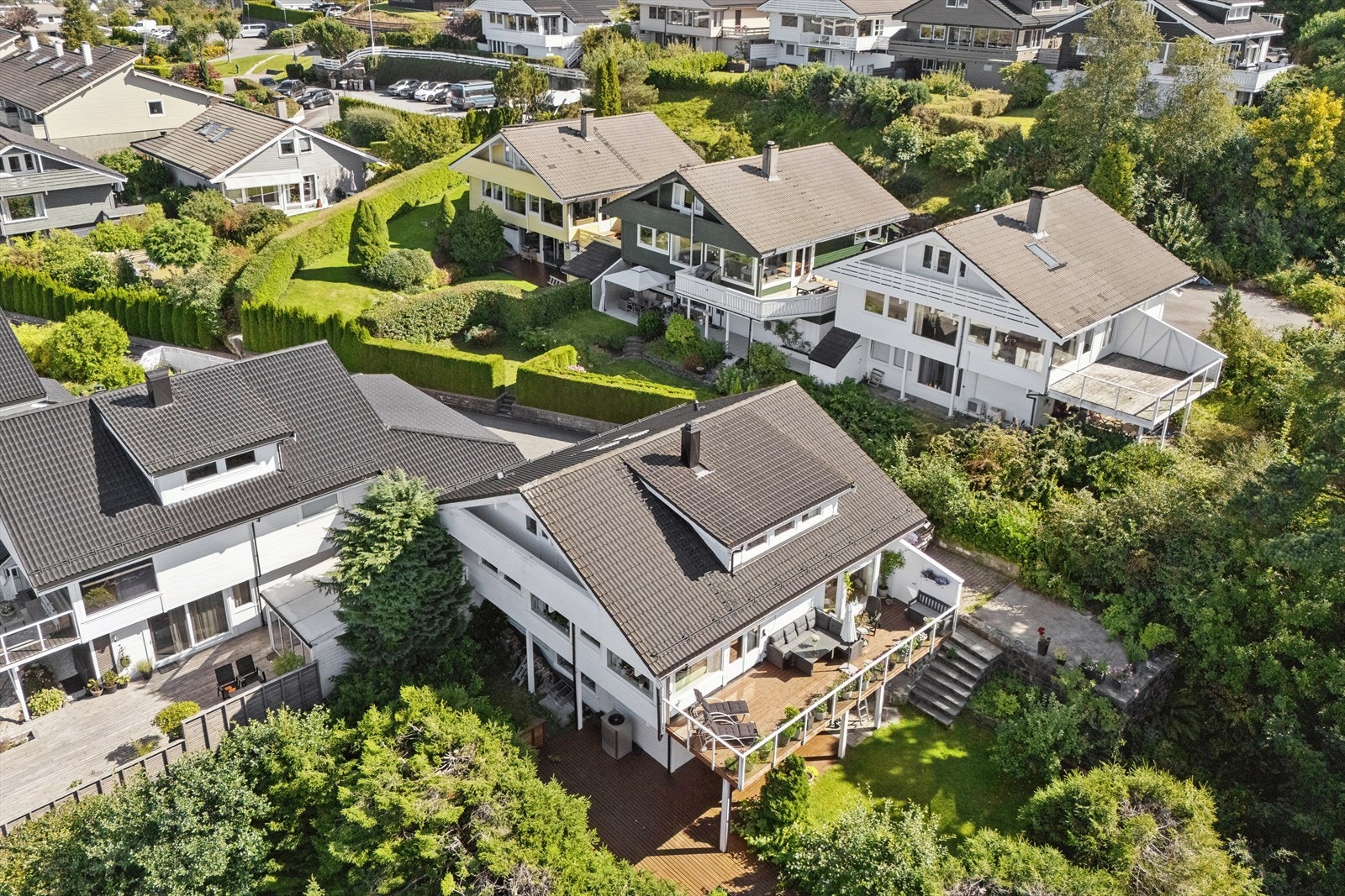 Boligen har en attraktiv beliggenhet i veletablert og familievennlig område på Nordås i Fana. Galleribilde