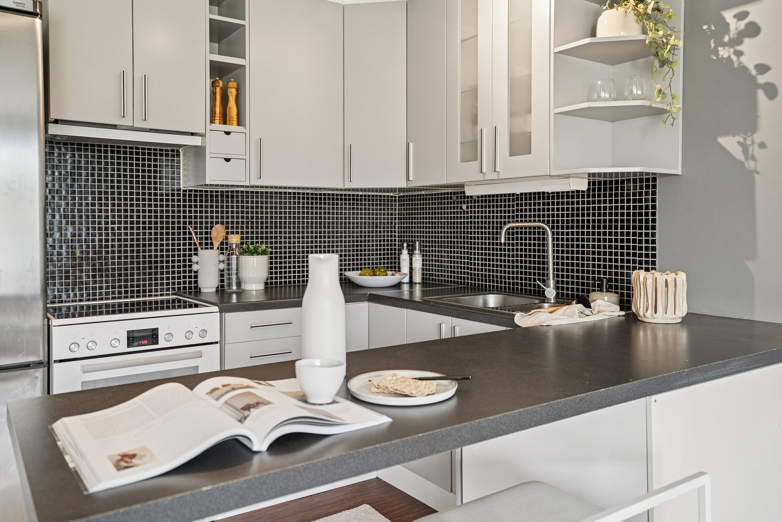 Rikelig med benkeplass, perfekt for matlaging og hyggelige måltider. Galleribilde